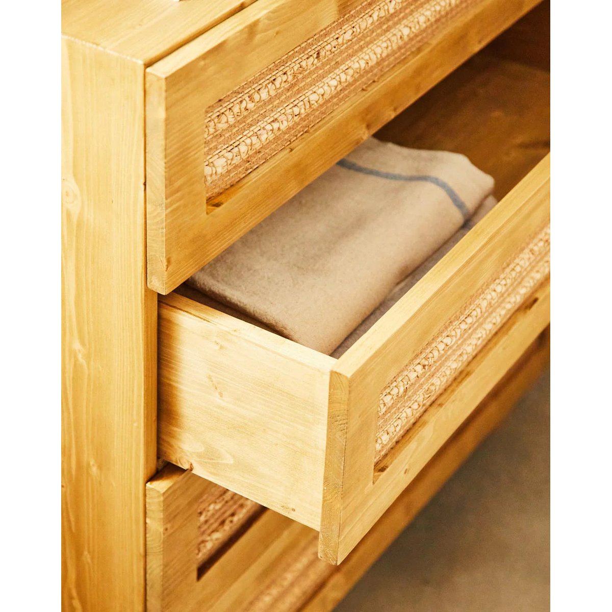 Commode sapin massif fibres naturelles naturel 4 tiroirs - KERLIN désert, HANNUN