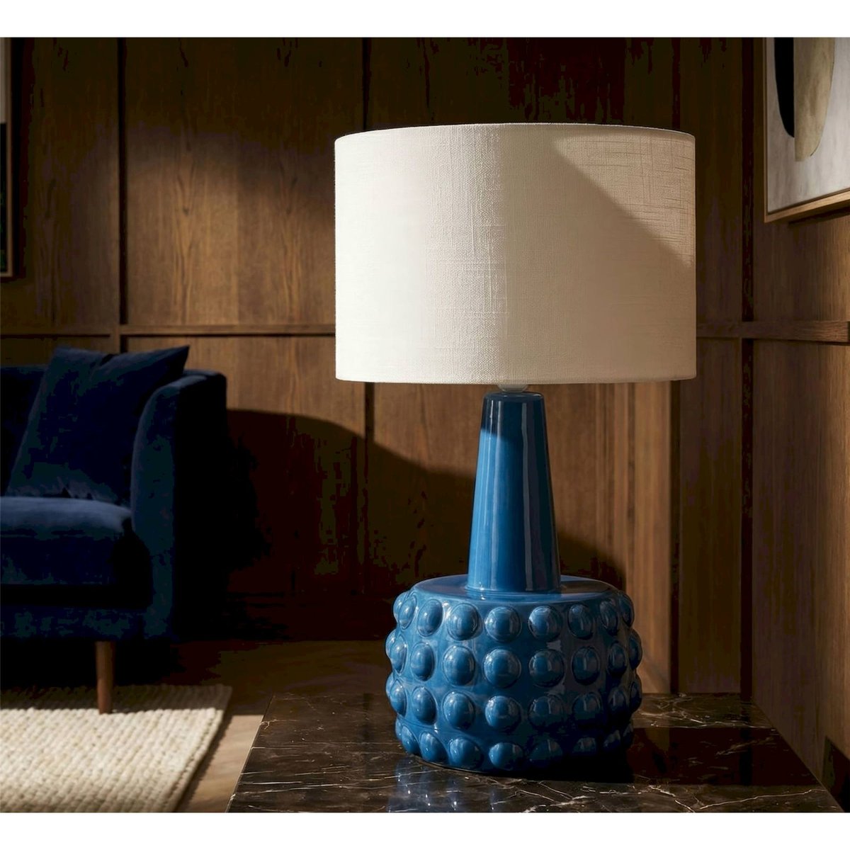 Lampe à poser céramique relief abat-jour tissu bleu et blanc, RECOLLECTION