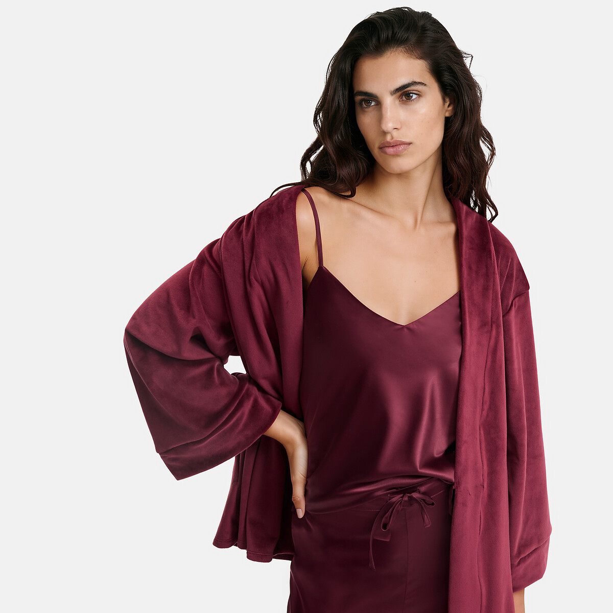 Driedelige pyjama van satijn bordeaux , ANNE WEYBURN