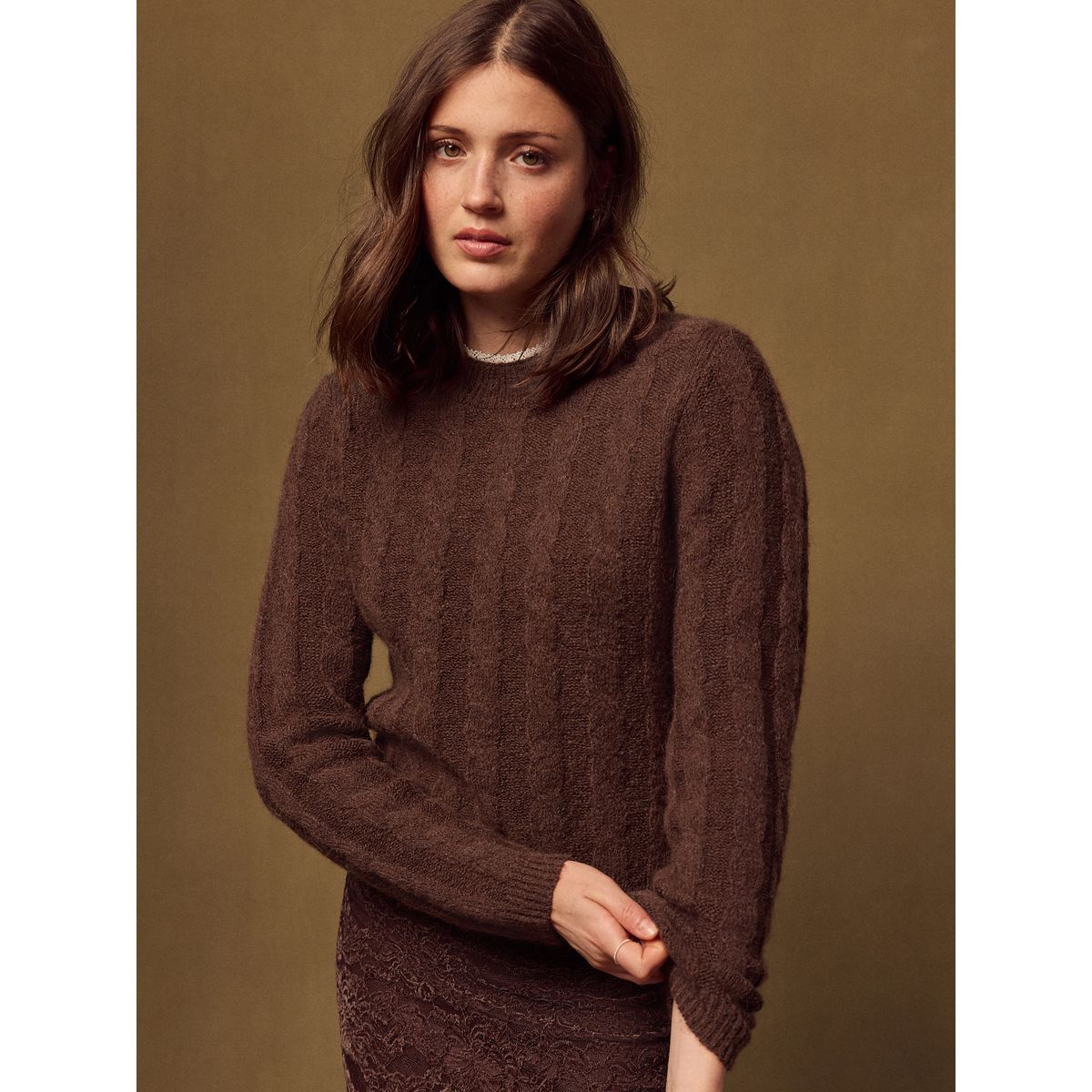 Pull en maille torsadée avec col à dentelle marron, NEXT