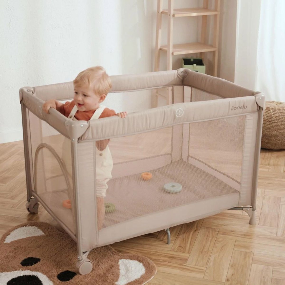 Lit parapluie bébé Amelie compact avec matelas Grey Concrete beige sand, LIONELO