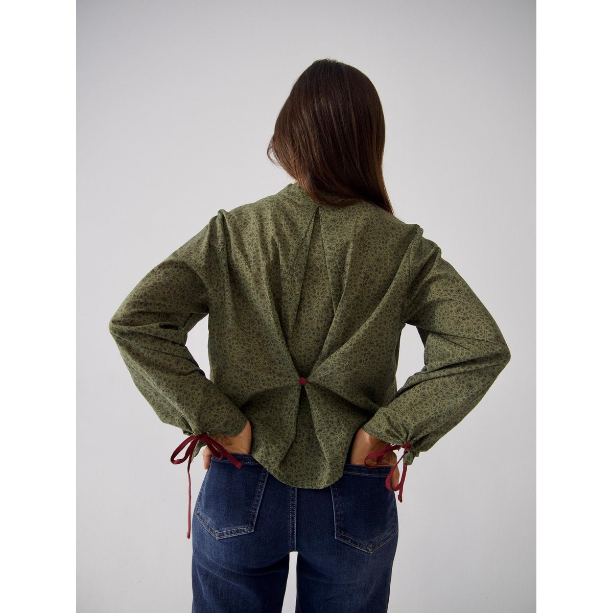 Blouse fleurie col montant ABRIL kaki / bordeaux, MINDTRAVELER