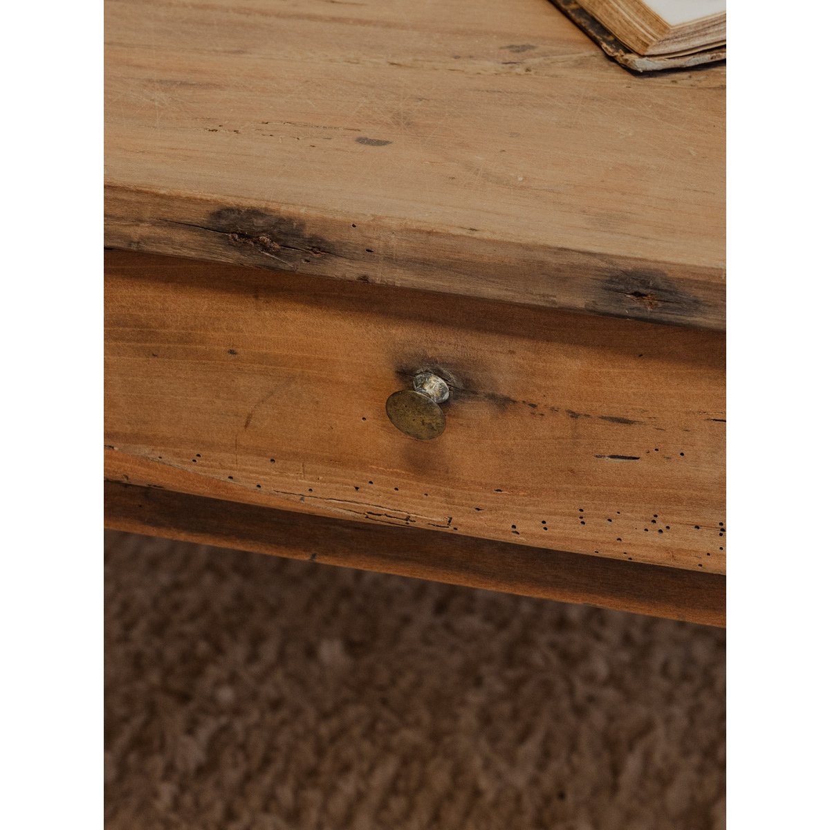 Table basse en noyer Léonie N°897 - Bon état bois clair, DEBONGOUT