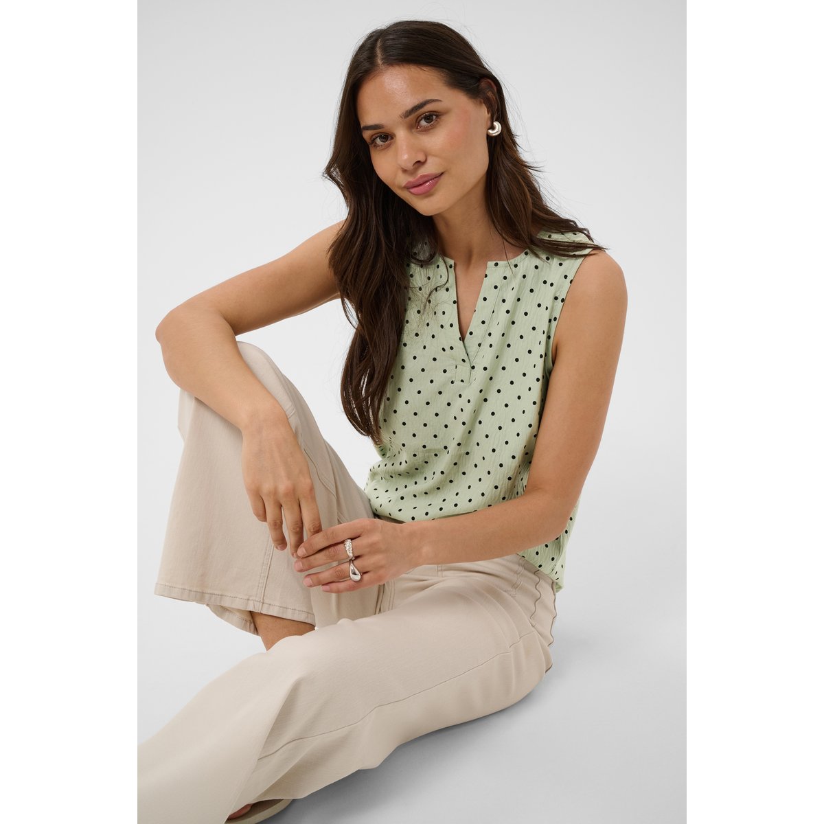 Sleeveless blouse vert lily pad/noir black deep dot, KAFFE