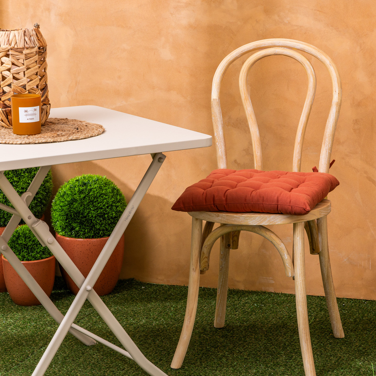 Chaise bistrot empilable en bois d’orme massif et rotin DREVO beige lin, ATMOSPHERA