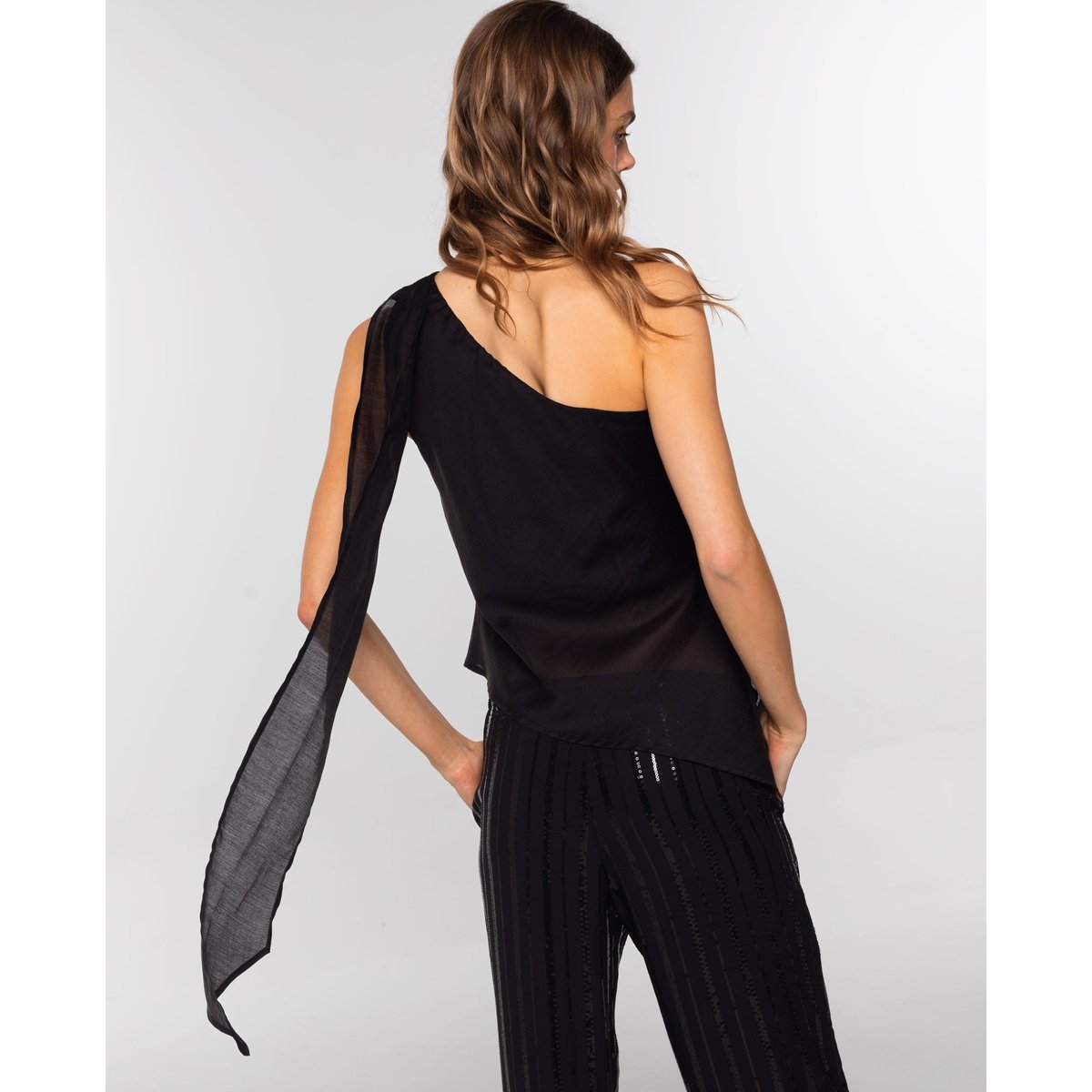 Top asymétrique avec foulard au niveau du décolleté noir, THE-ARE