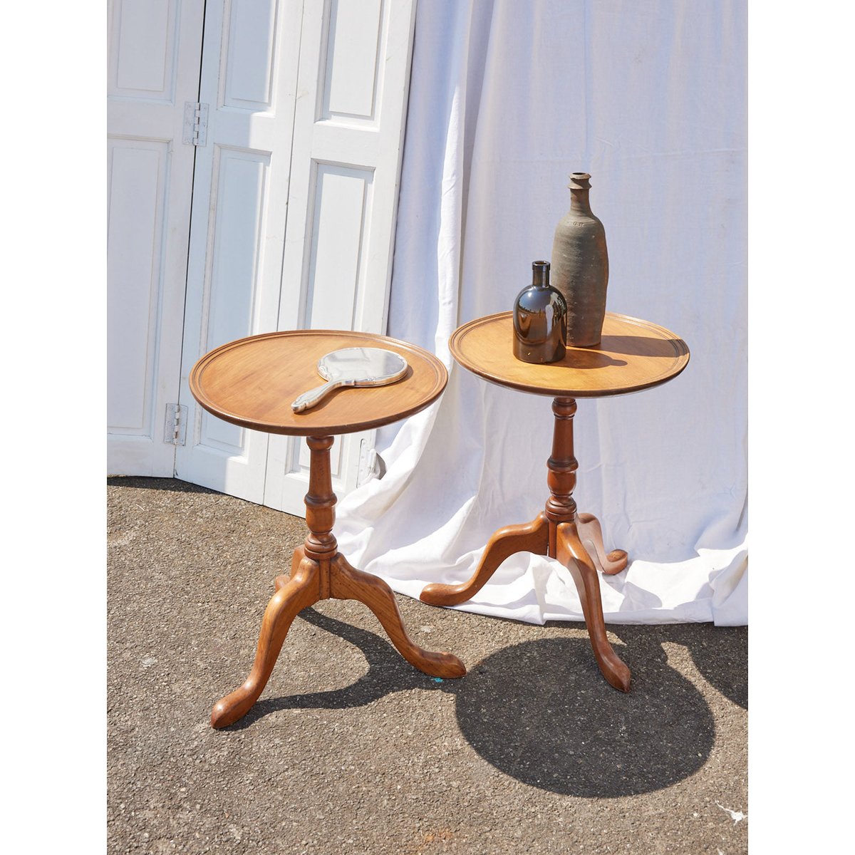 Paire de guéridons en noyer Alfred N°1405 - Bon état bois foncé, DEBONGOUT