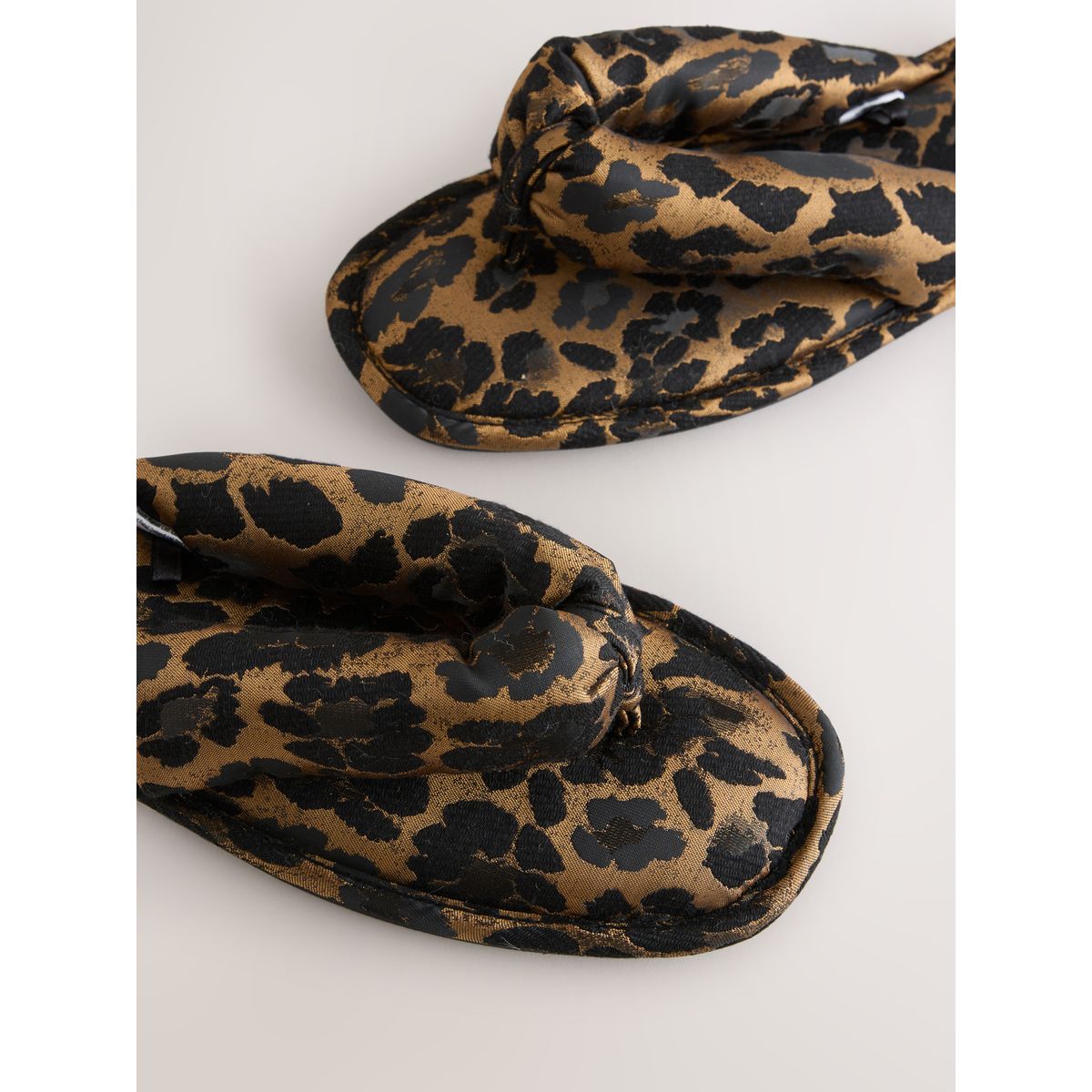 Chaussons rembourrés à entredoigt léopard, NEXT
