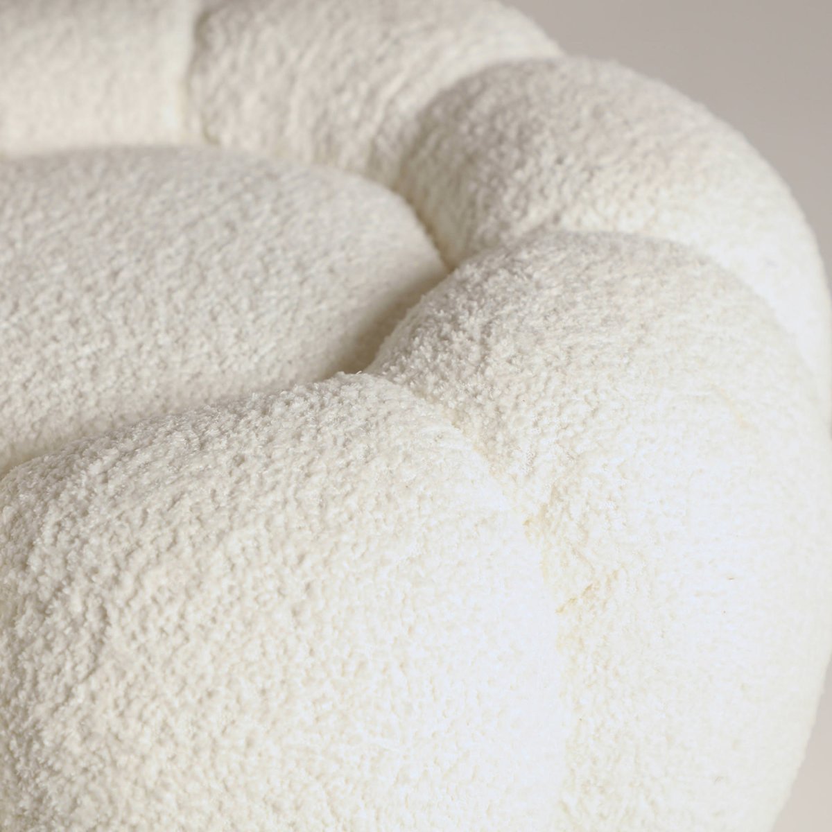 Pouf en coton bouclé Crest blanc neige nuance dorée, RECOLLECTION