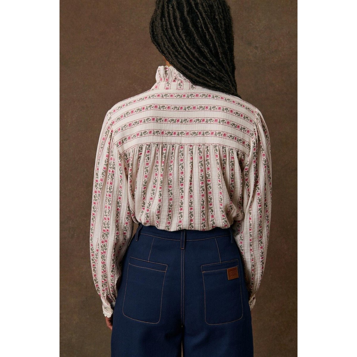 Blouse col montant à volants et rayures, CORA blanc imprimé fleurs roses, LOUISE MISHA