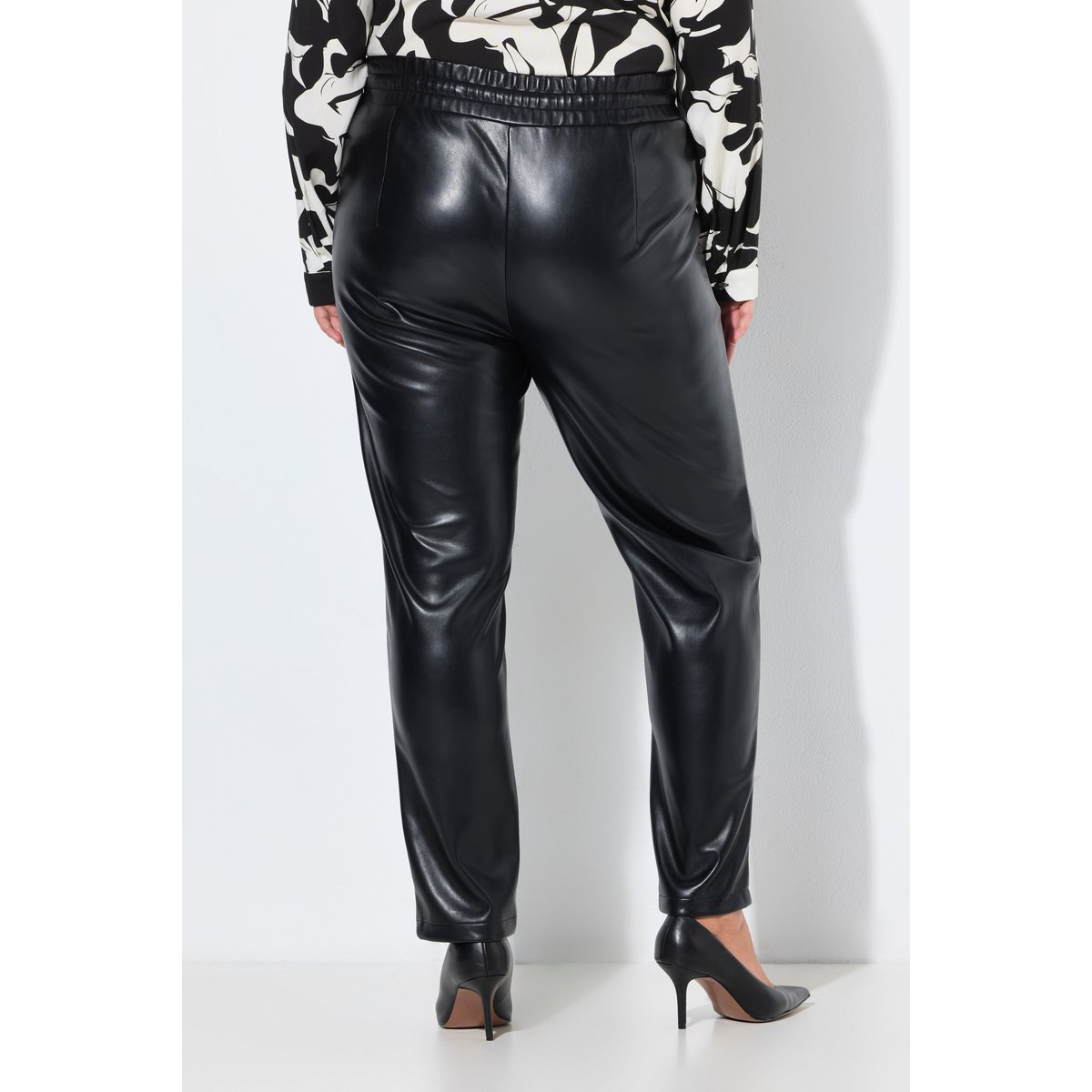 Pantalon 7/8 en similicuir. Passepoils et noir, ULLA POPKEN