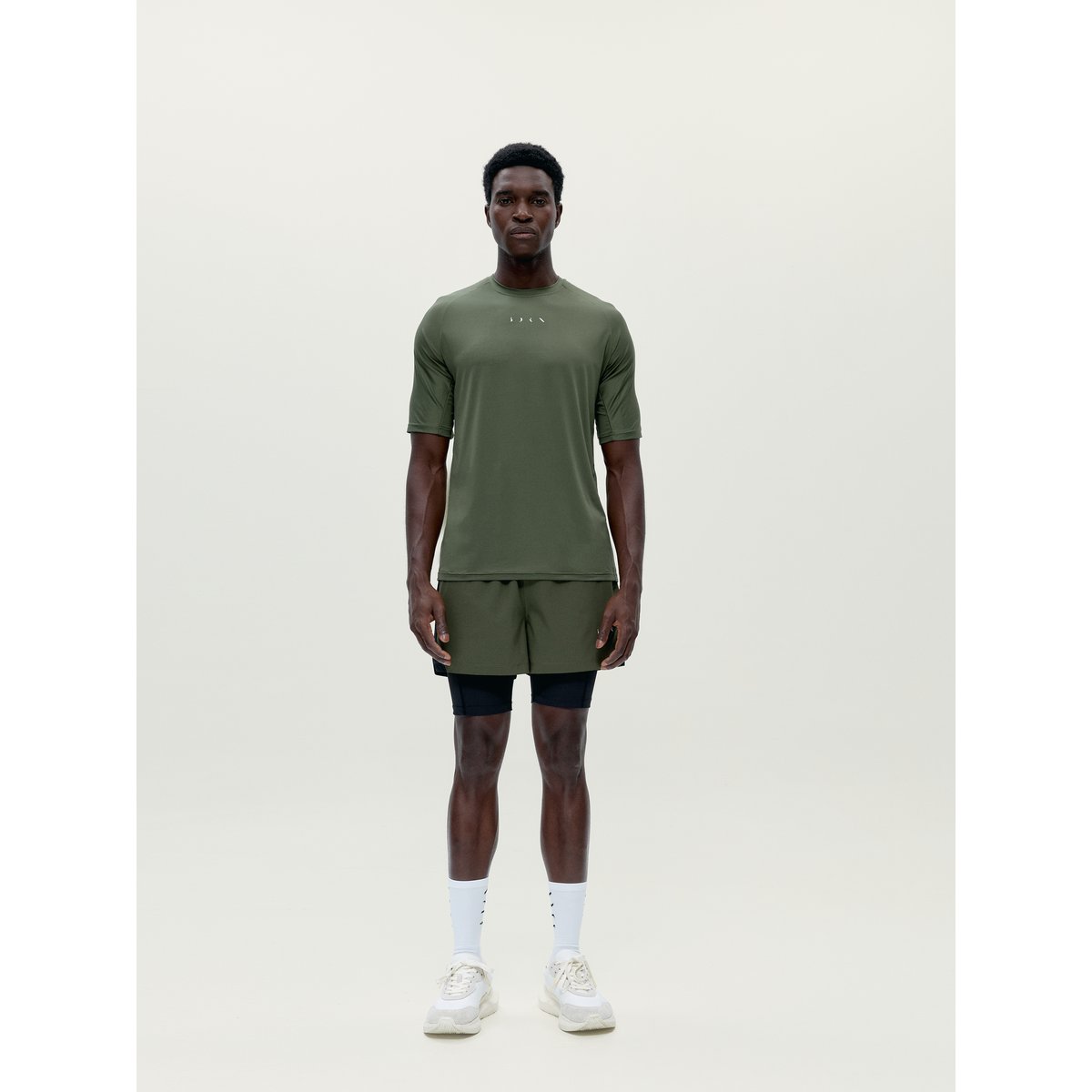 Short de sport homme Strider 2 en 1 avec short intérieur avec poches vert kaki/noir, BORN