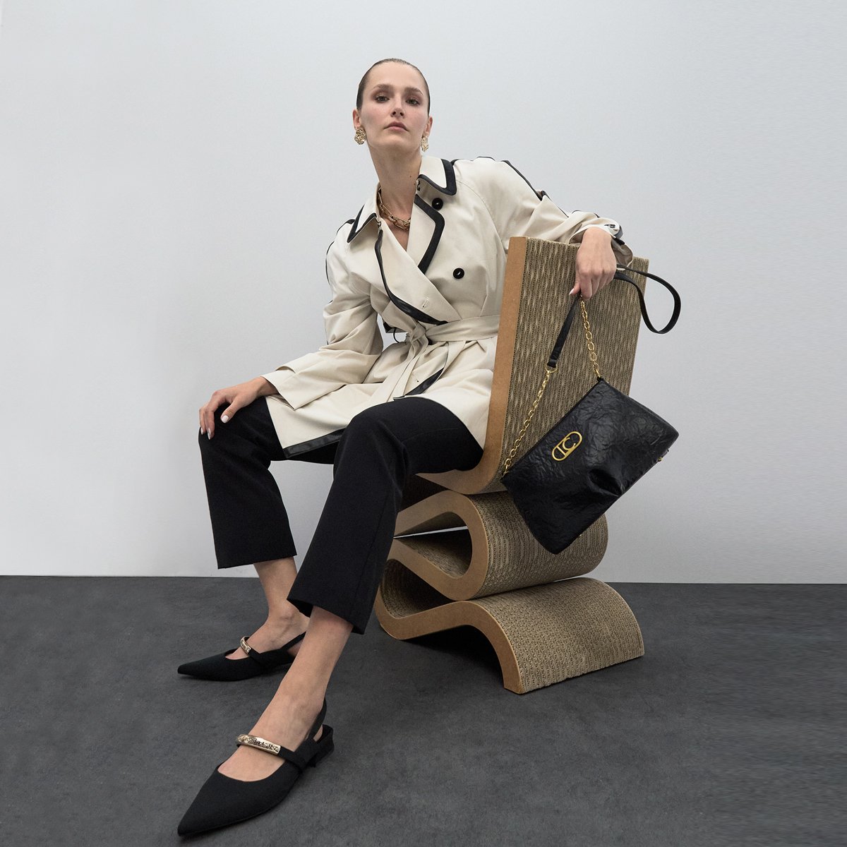 Sac à bandoulière plissé avec logo ovale doré noir, LOLA CASADEMUNT
