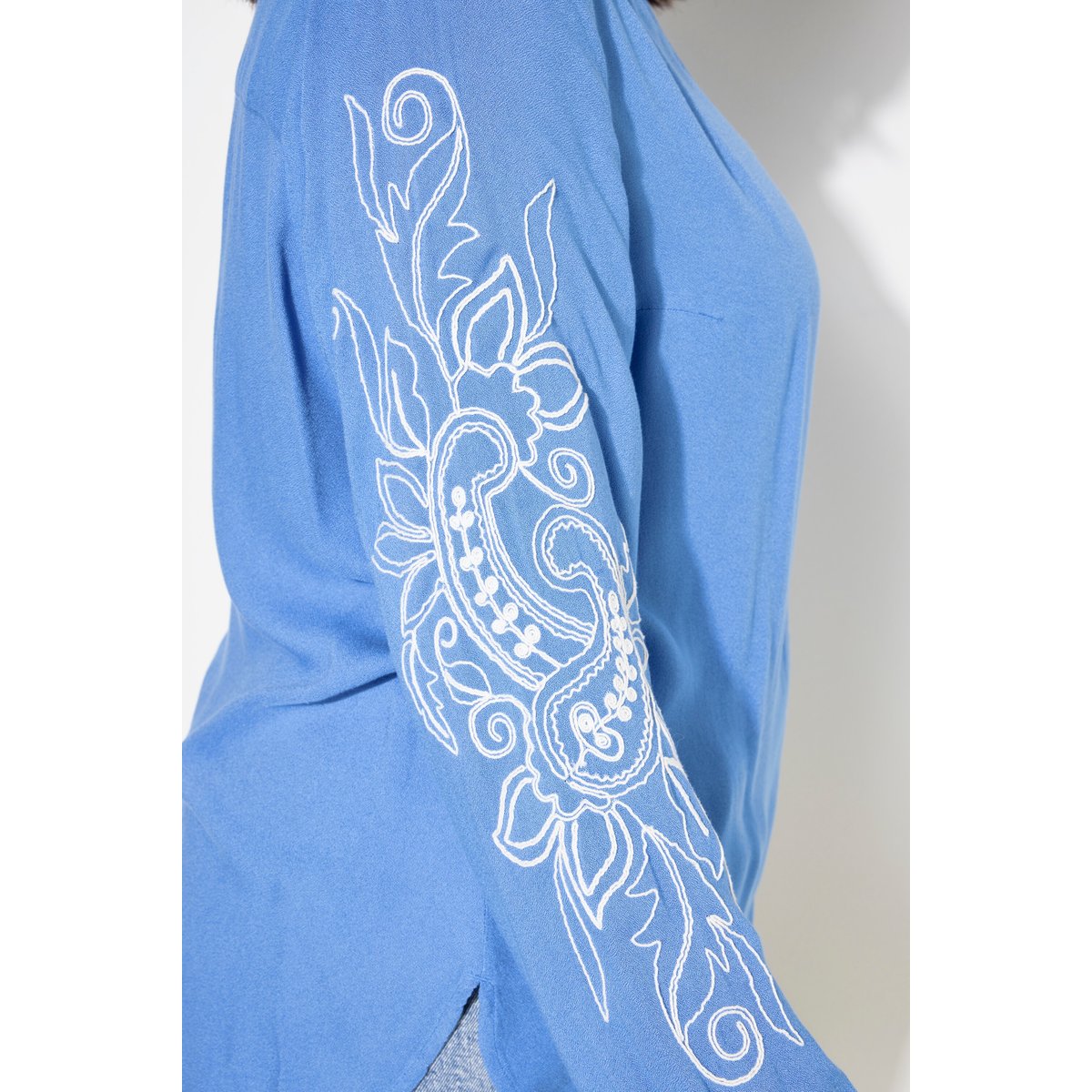 Chemisier, coupe Loose Shape, broderies bleu jean, STUDIO UNTOLD