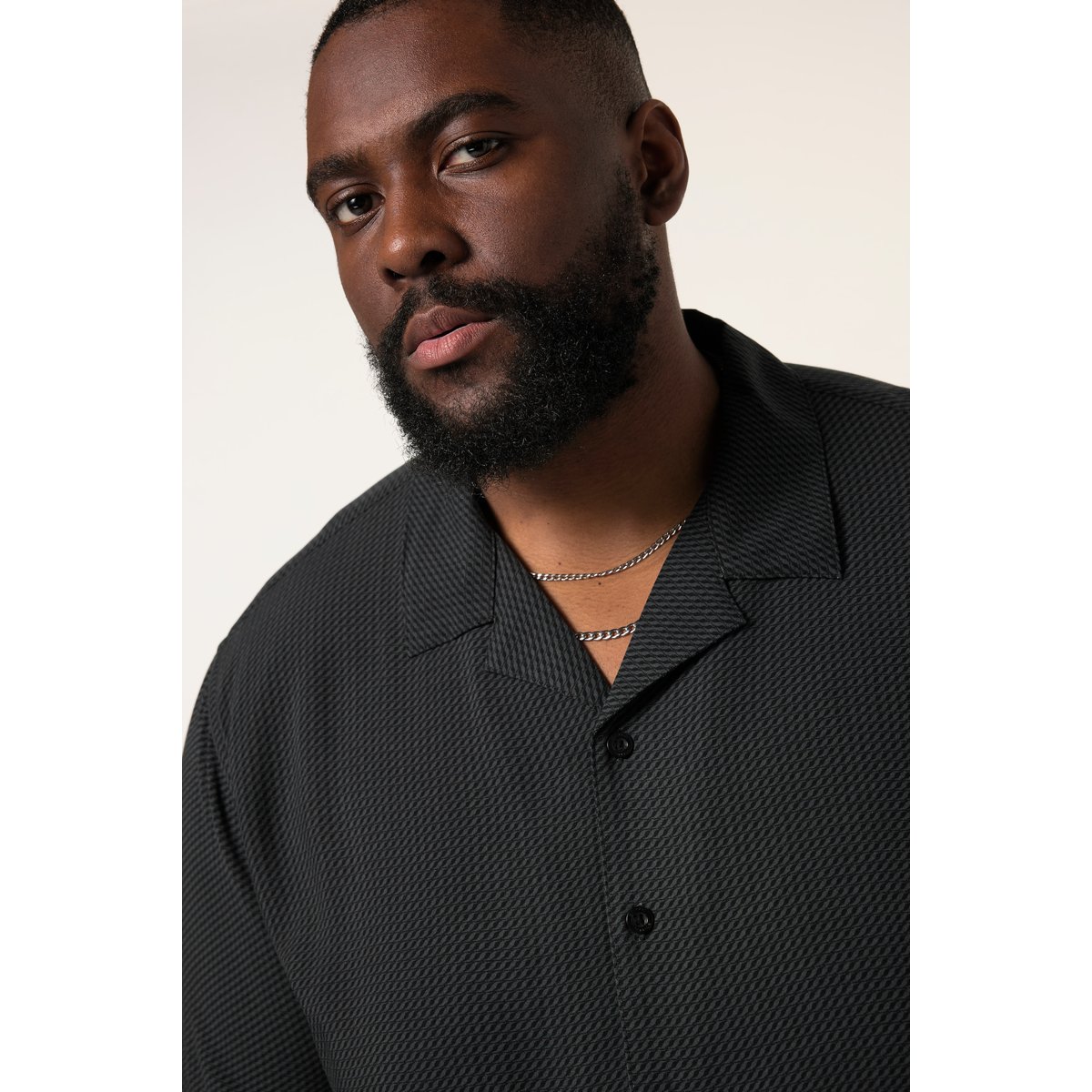 Chemise noir, STHUGE