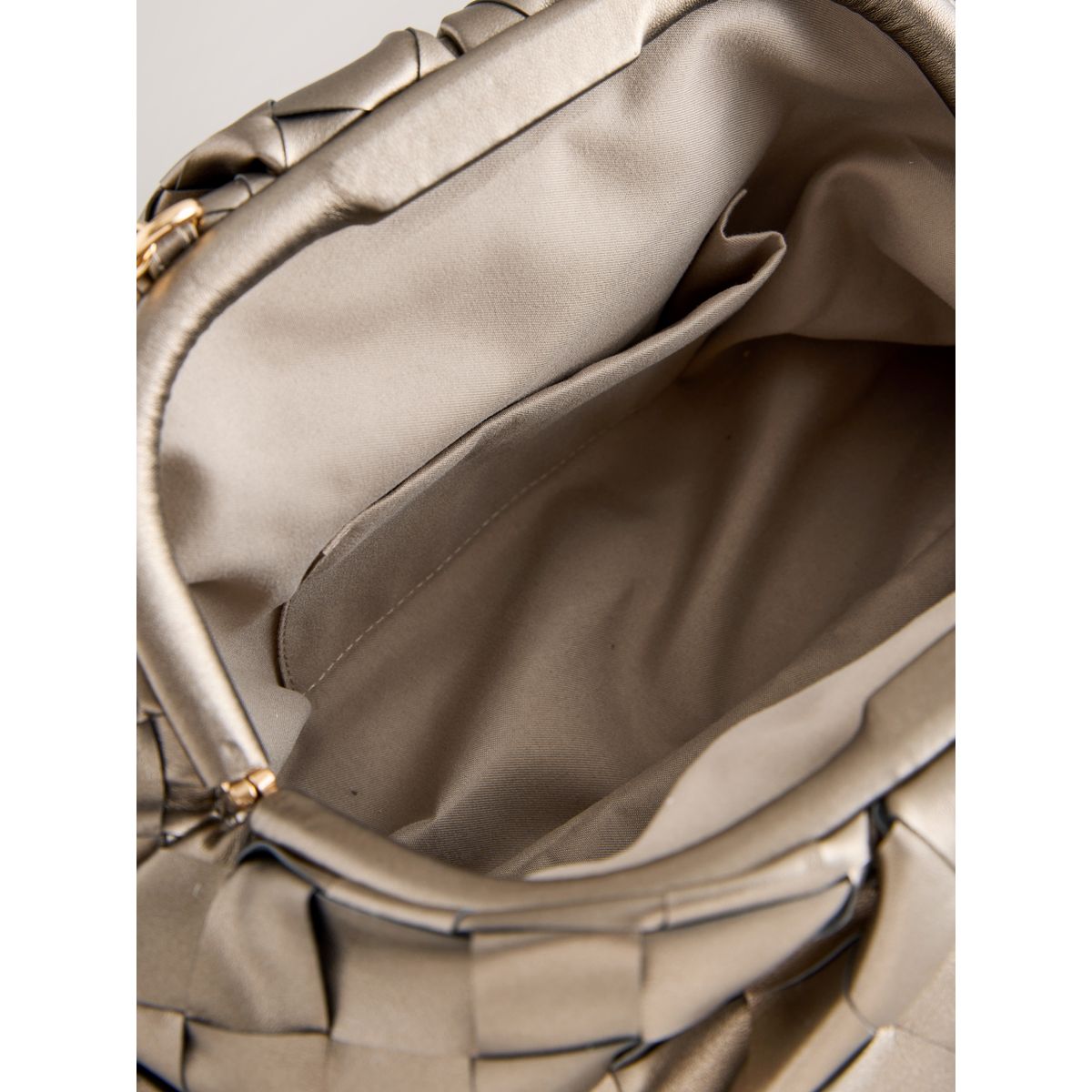 Pochette oversize tissée à pression bronze, NEXT