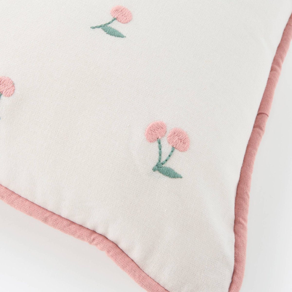 Coussin imprimé brodé cersie, 40x25 cm, en coton et polyester bio framboise, MONOPRIX