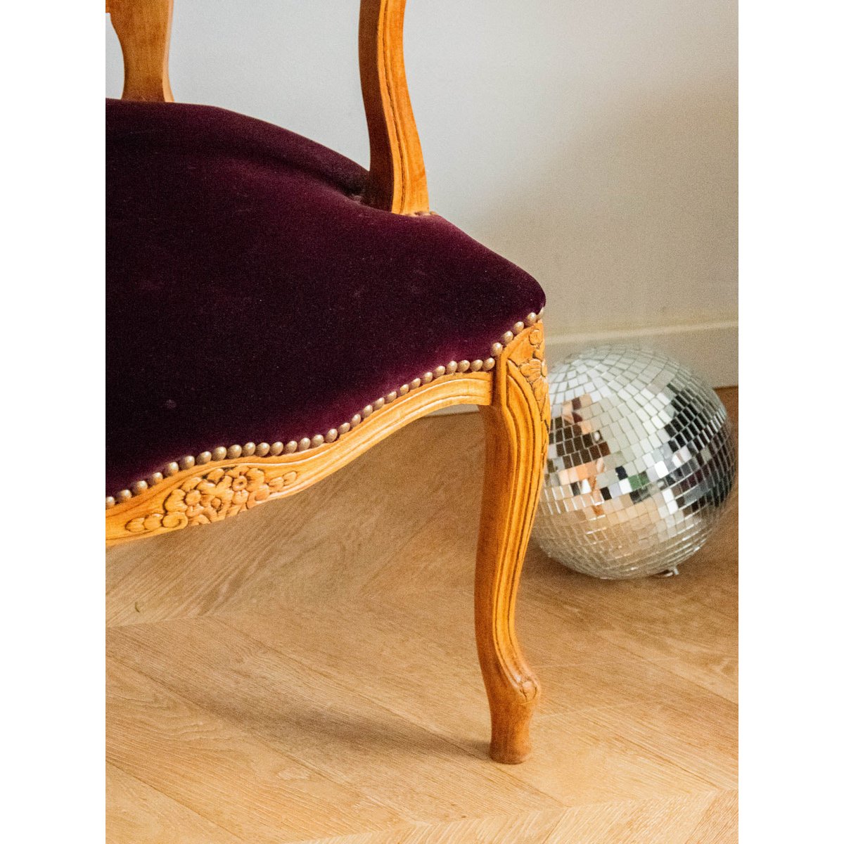 Fauteuil en velours violet Ernest N°689 - Bon état bois clair, DEBONGOUT