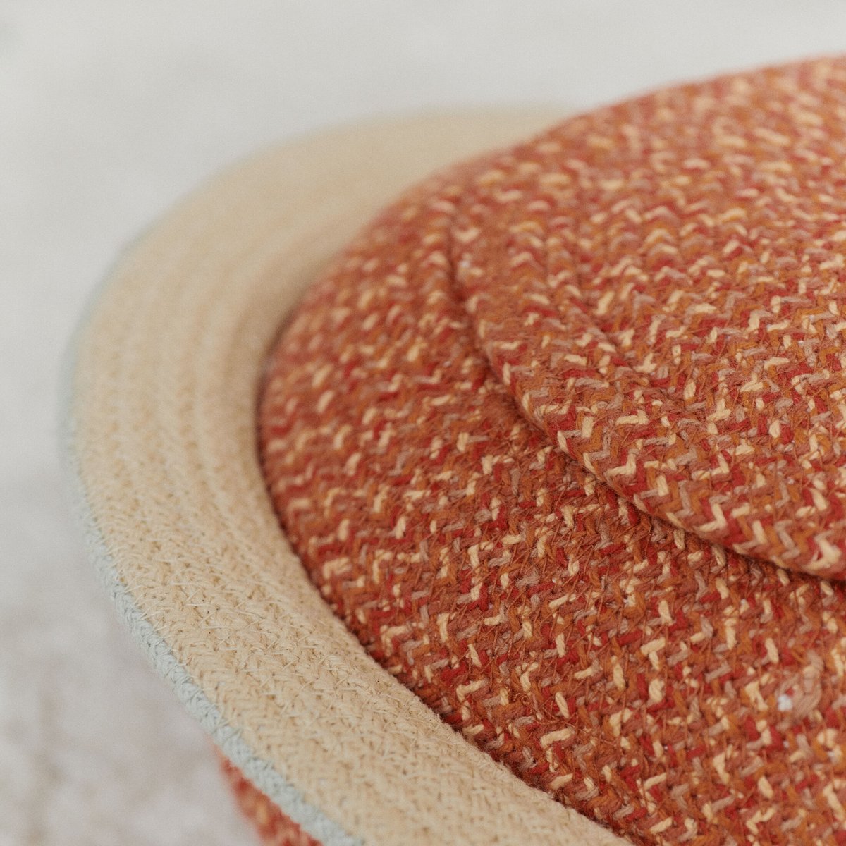 Panier Saturne rouge, marron, sauge bleue, miel clair, terre cuite, terre cuite neuve, orange, LORENA CANALS