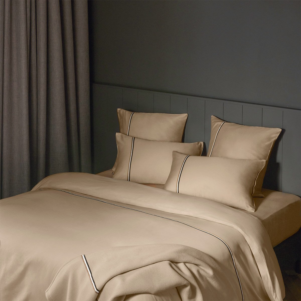 Housse de couette en satin de coton bleu, B LINEA beige, BOSS HOME