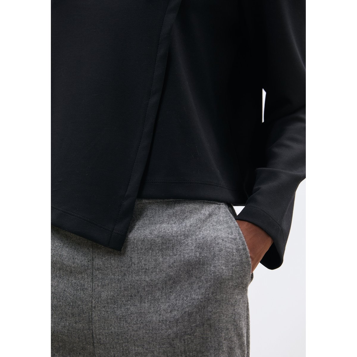 T-shirt asymétrique manches longues col rond noir, HUMILITY