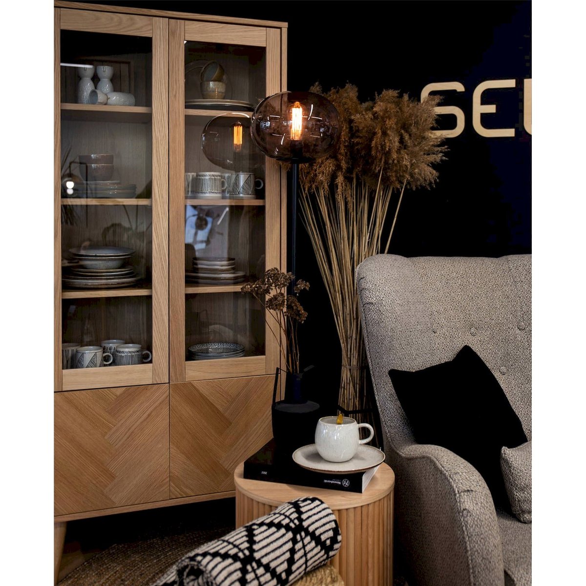 Vitrine 2 portes motif chevron LOPEZER chêne, RECOLLECTION