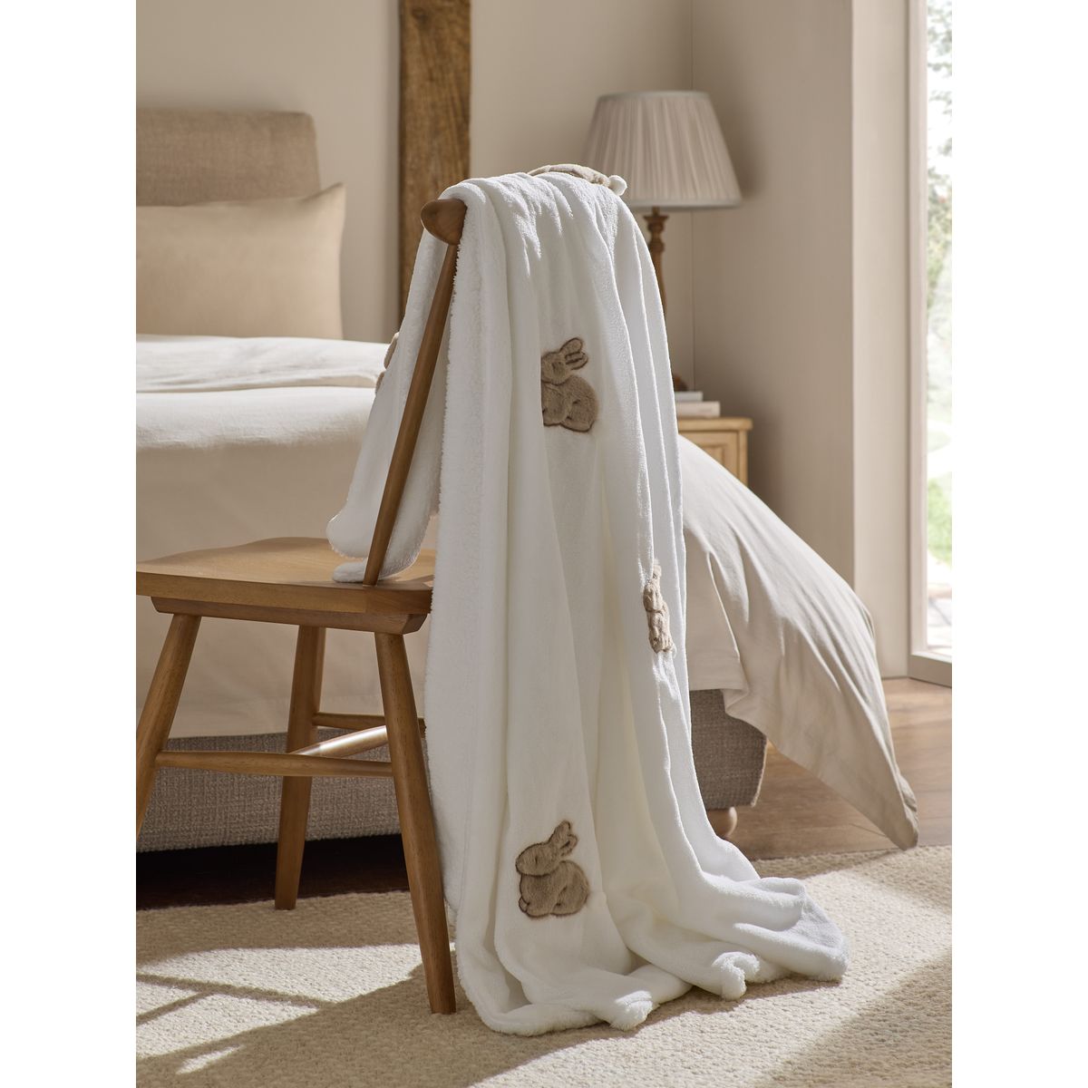 Jeté de lit en polaire avec motif lapin naturel, NEXT