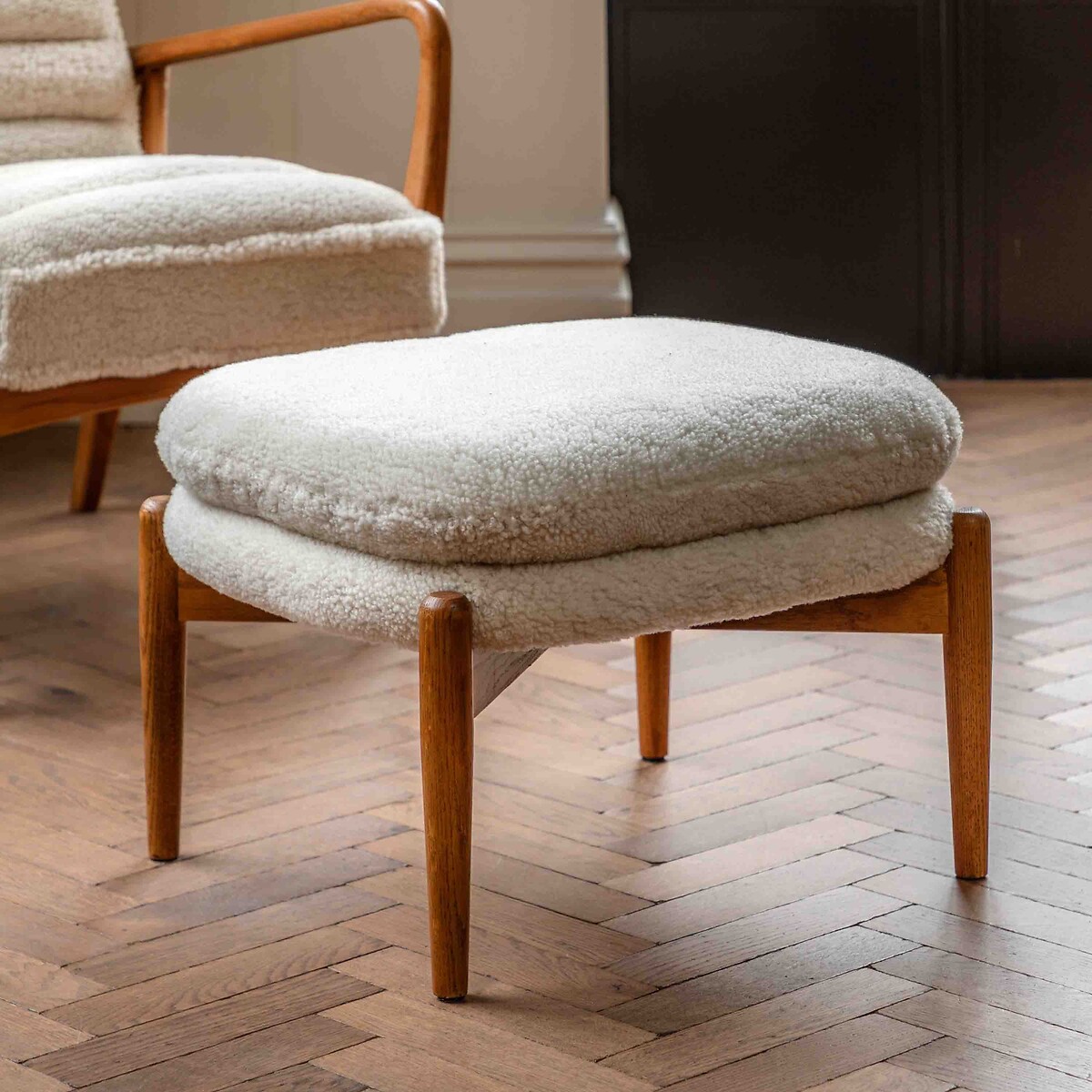 Dulcimer Sheepskin Footstool ecru, ÉDITÉ