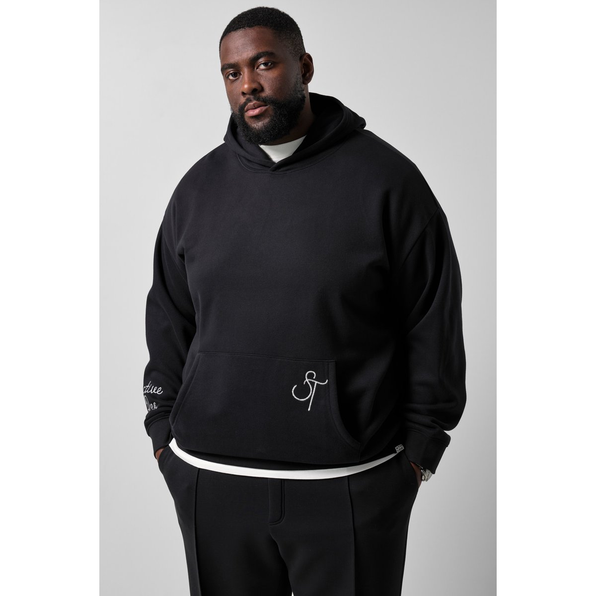 Sweat à capuche, broderies, poche kangourou noir, STHUGE