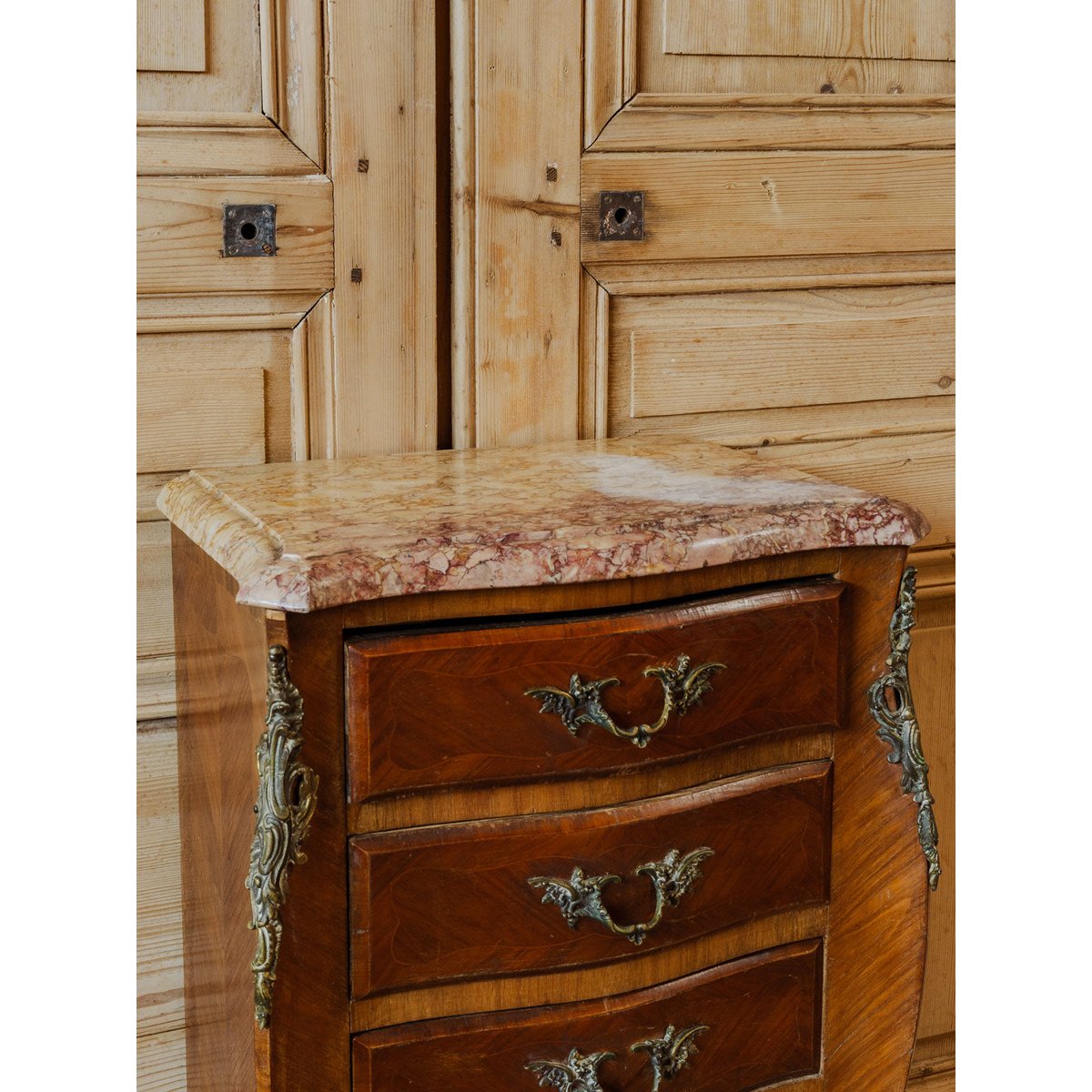 Chiffonnier en bois et marbre Valery N°109 - Bon état beige, DEBONGOUT