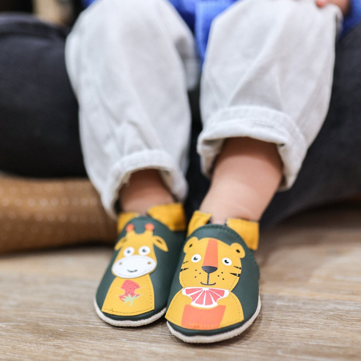 Chaussons bébé cuir souple Gabriel et Gustave prennent le goûter vert, TICHOUPS