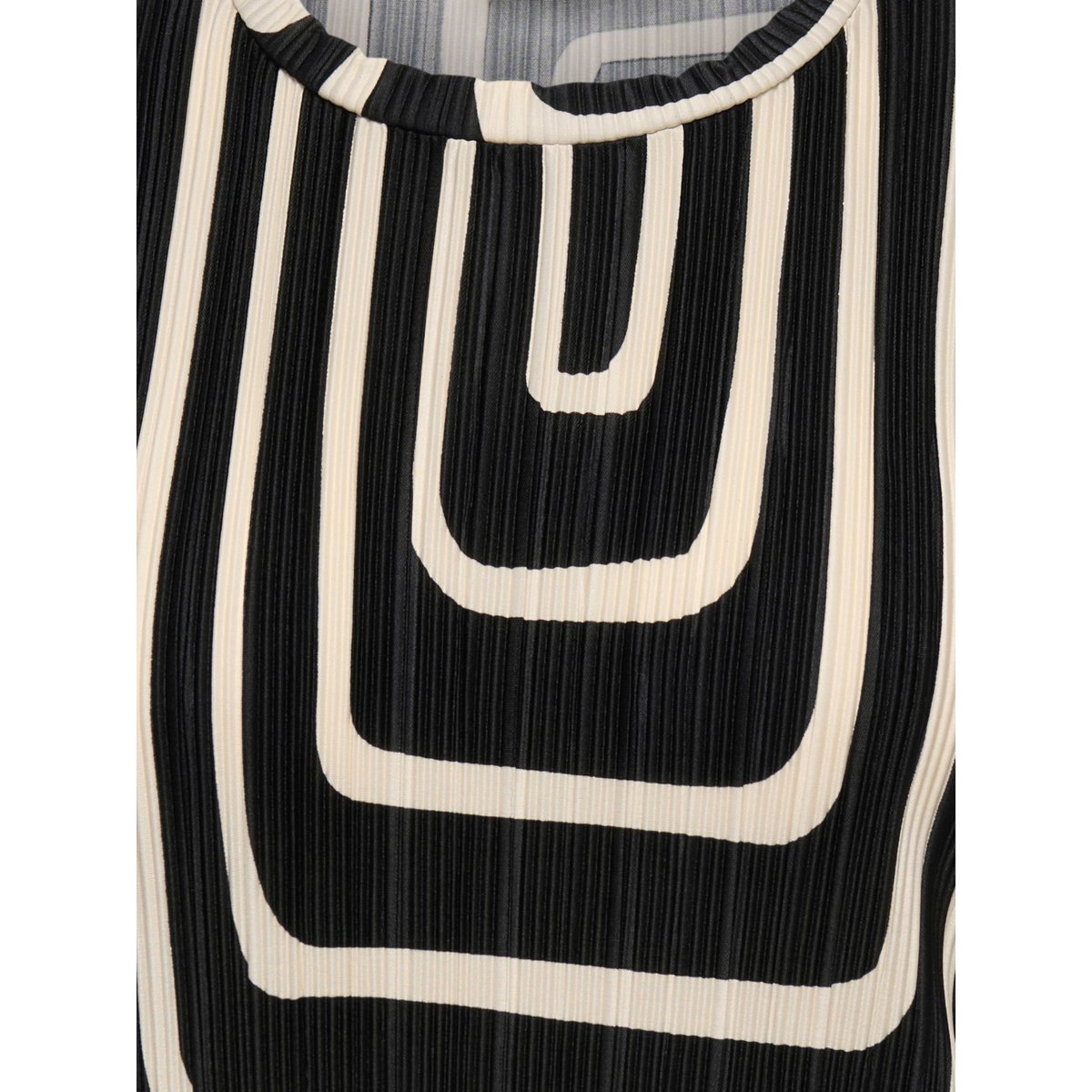Top écru et noir plissé pourvu d'un motif géométrique et d'un col rond noire - black, ONLY CARMAKOMA