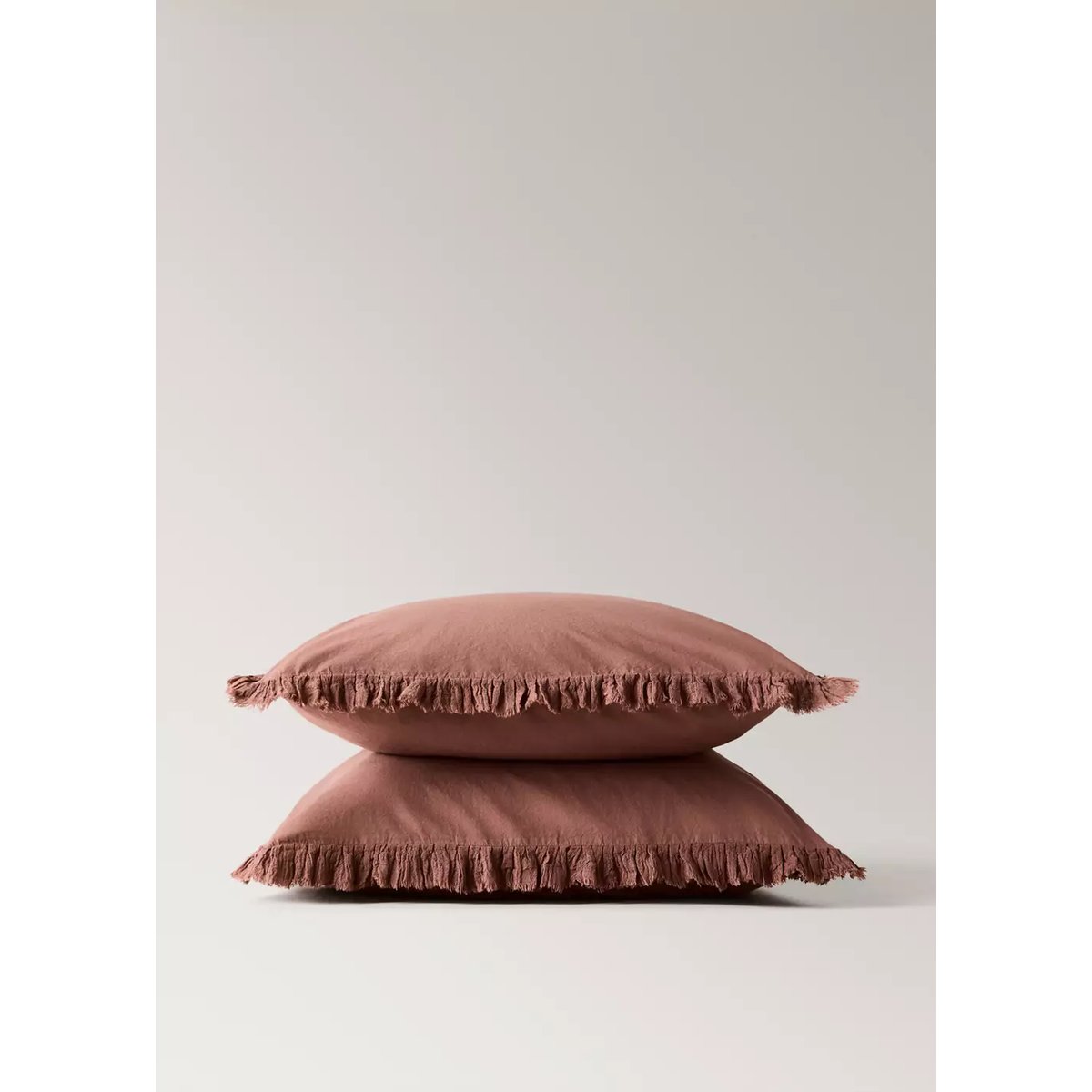 Housse de coussin en coton lavé avec volant en mousseline effilochée 60x60 cm rose géranium, MANGO HOME