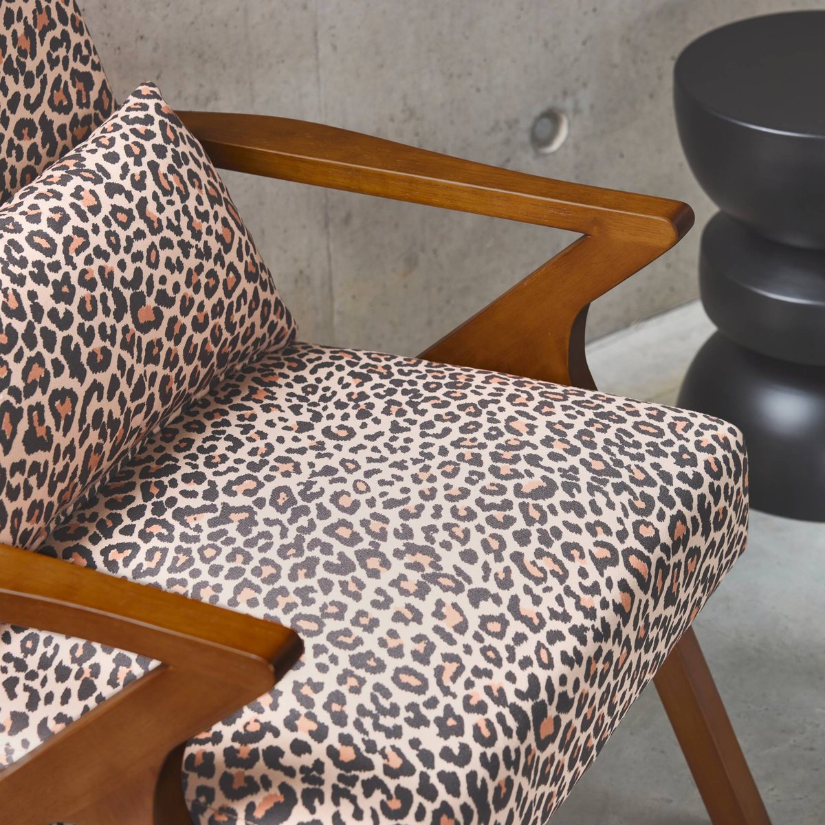 Fauteuil scandinave bois d'hévéa et imprimé léopard ANTOINE léopard, SWEEEK