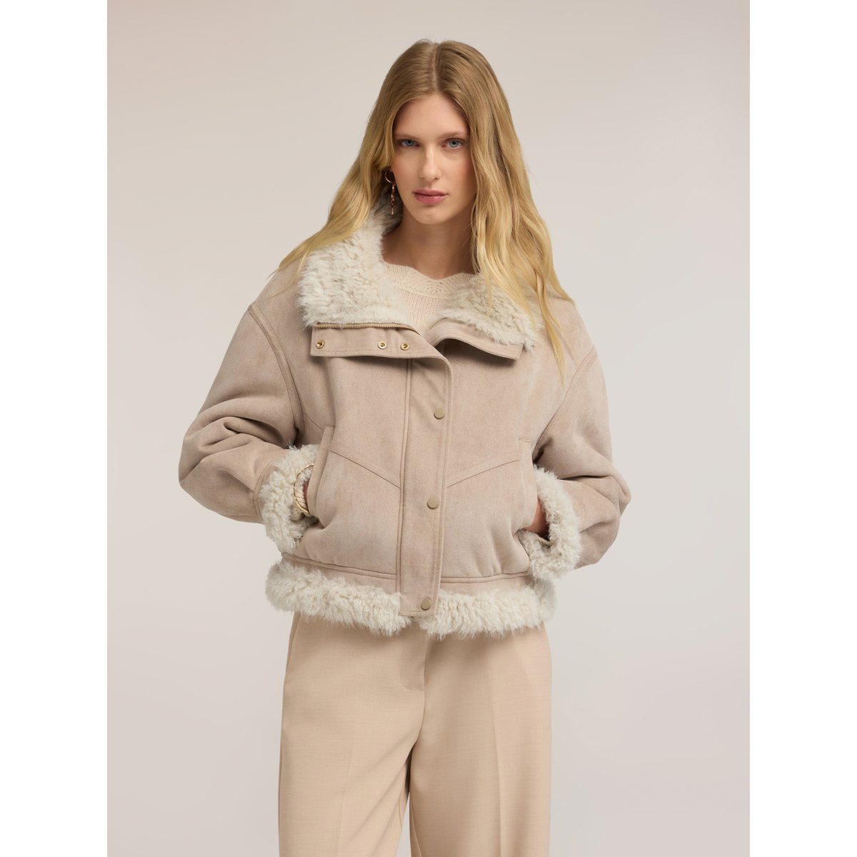 Veste courte avec bordures beige, MOTIVI
