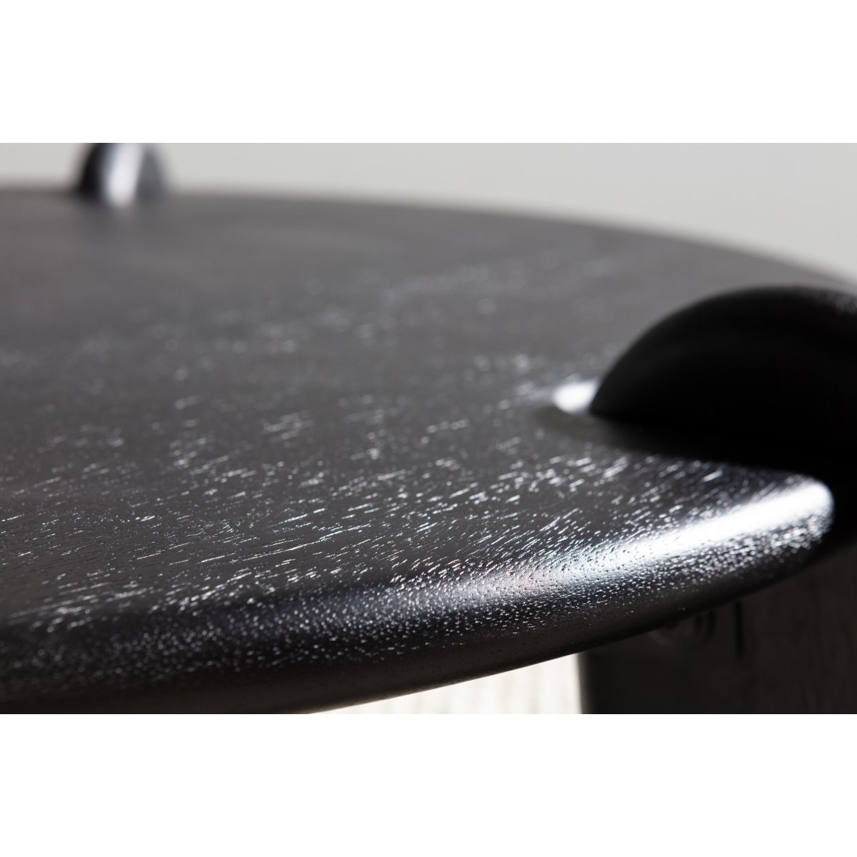 Table basse ronde en bois massif, HELIO noir, BOBOCHIC