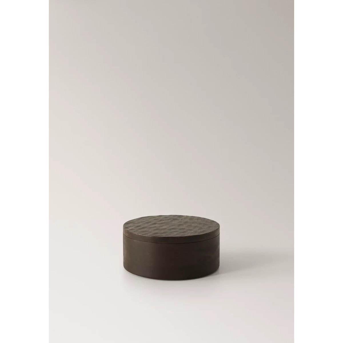 Petite boîte ronde en bois sculpté chocolat, MANGO HOME
