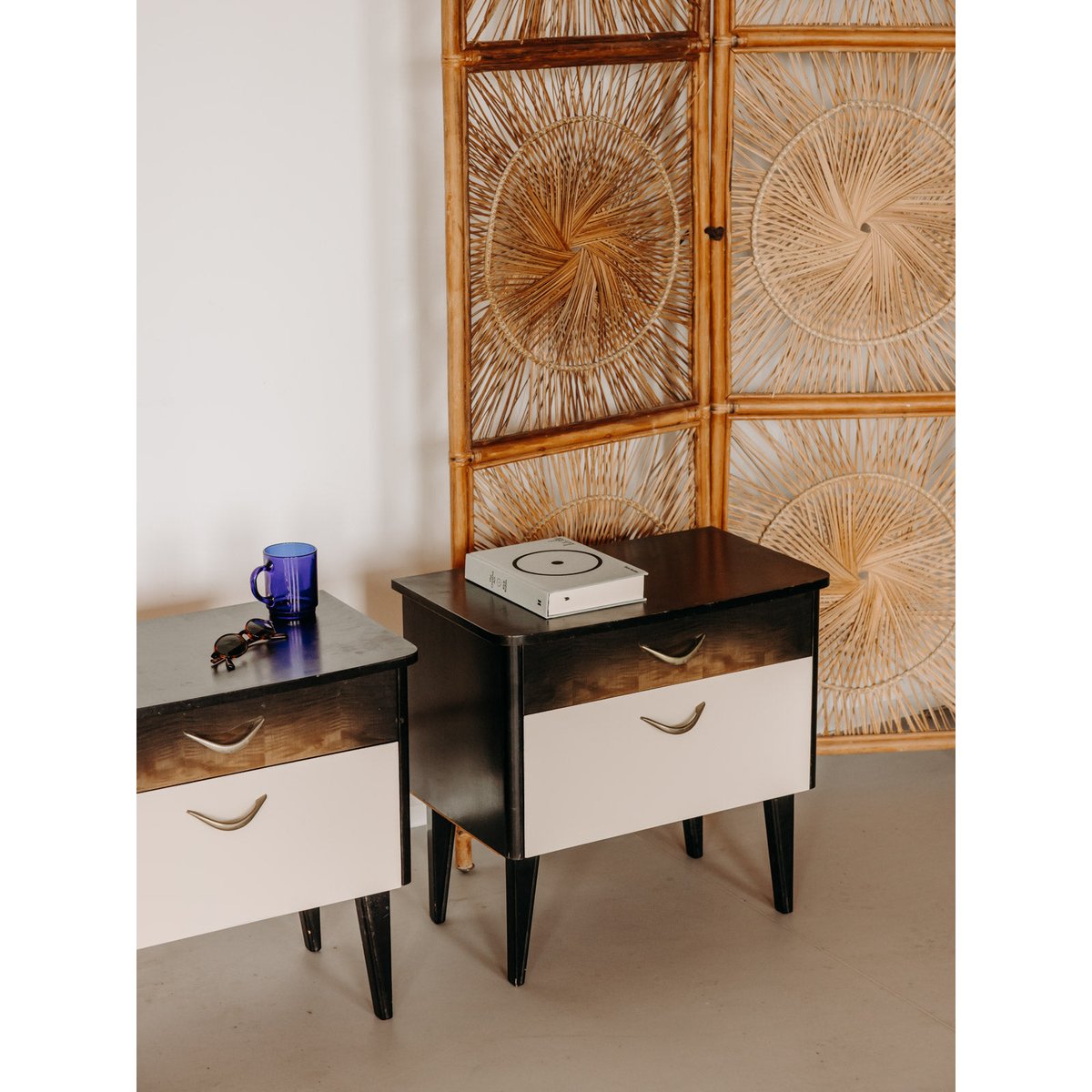 Paire de tables de chevet aux multiples rangements Maïa N°1594 - Bon état bois foncé, DEBONGOUT