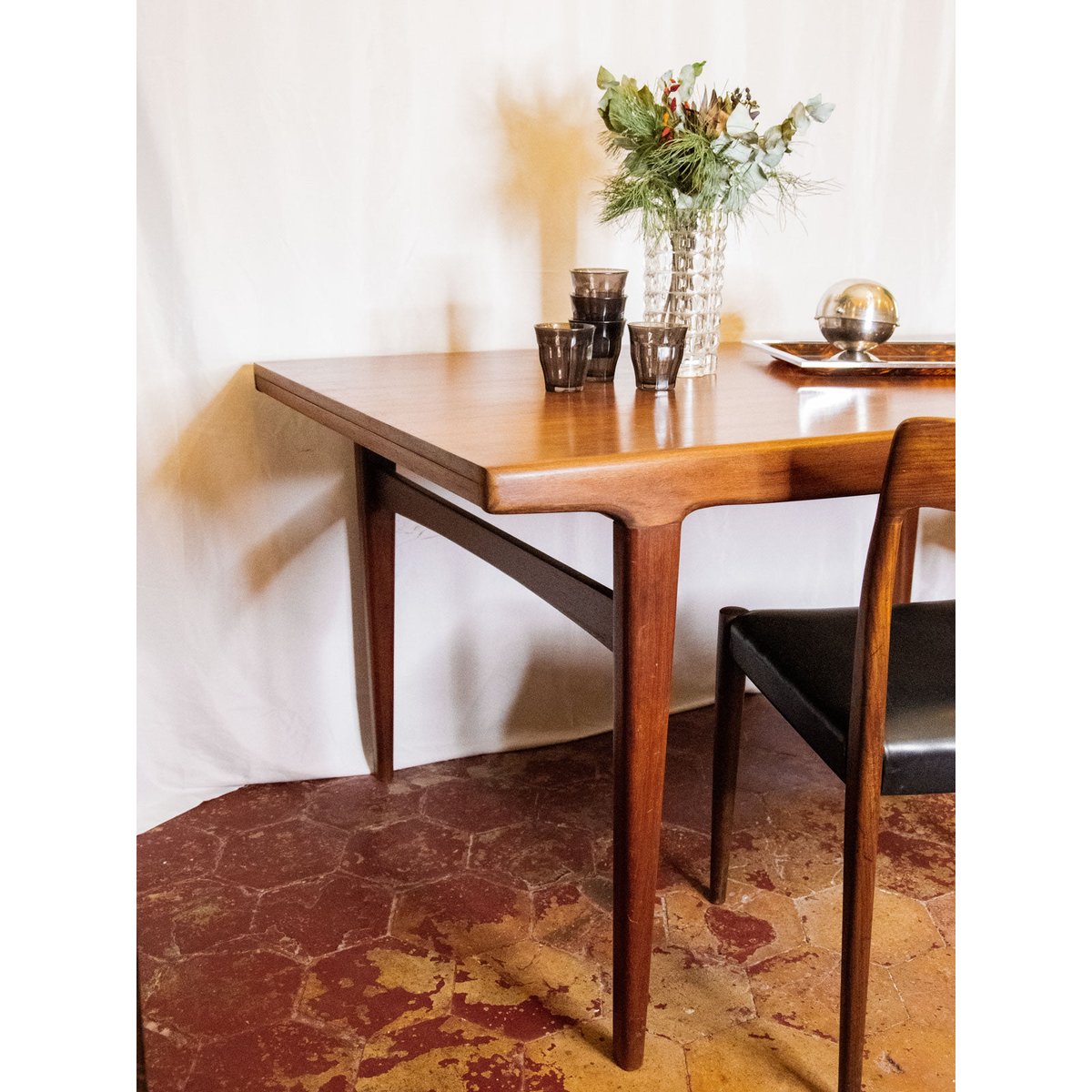 Table à manger en bois de palissandre Karla N°1079 - Bon état bois foncé, DEBONGOUT