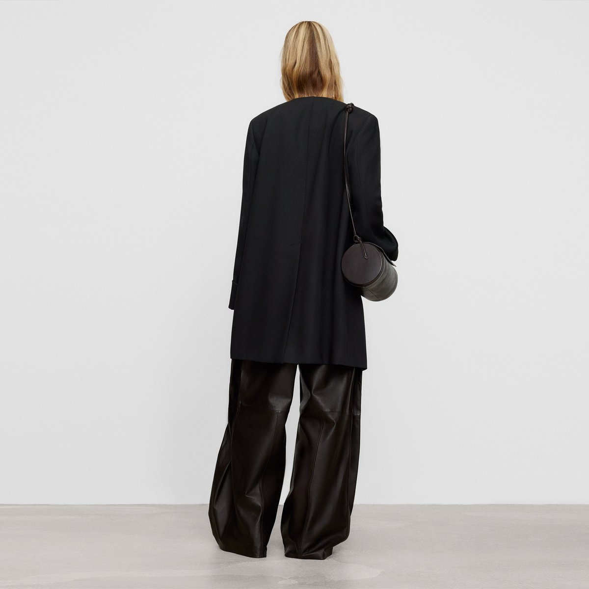 Manteau tailleur avec laine mérinos à col rond noir, ADOLFO DOMINGUEZ