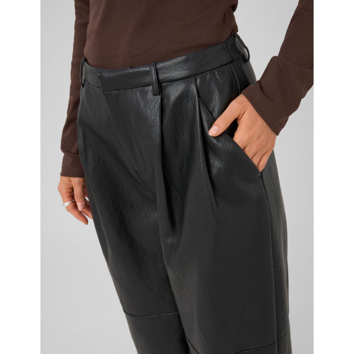 Pantalon en tissu enduit à pinces noir, BZB