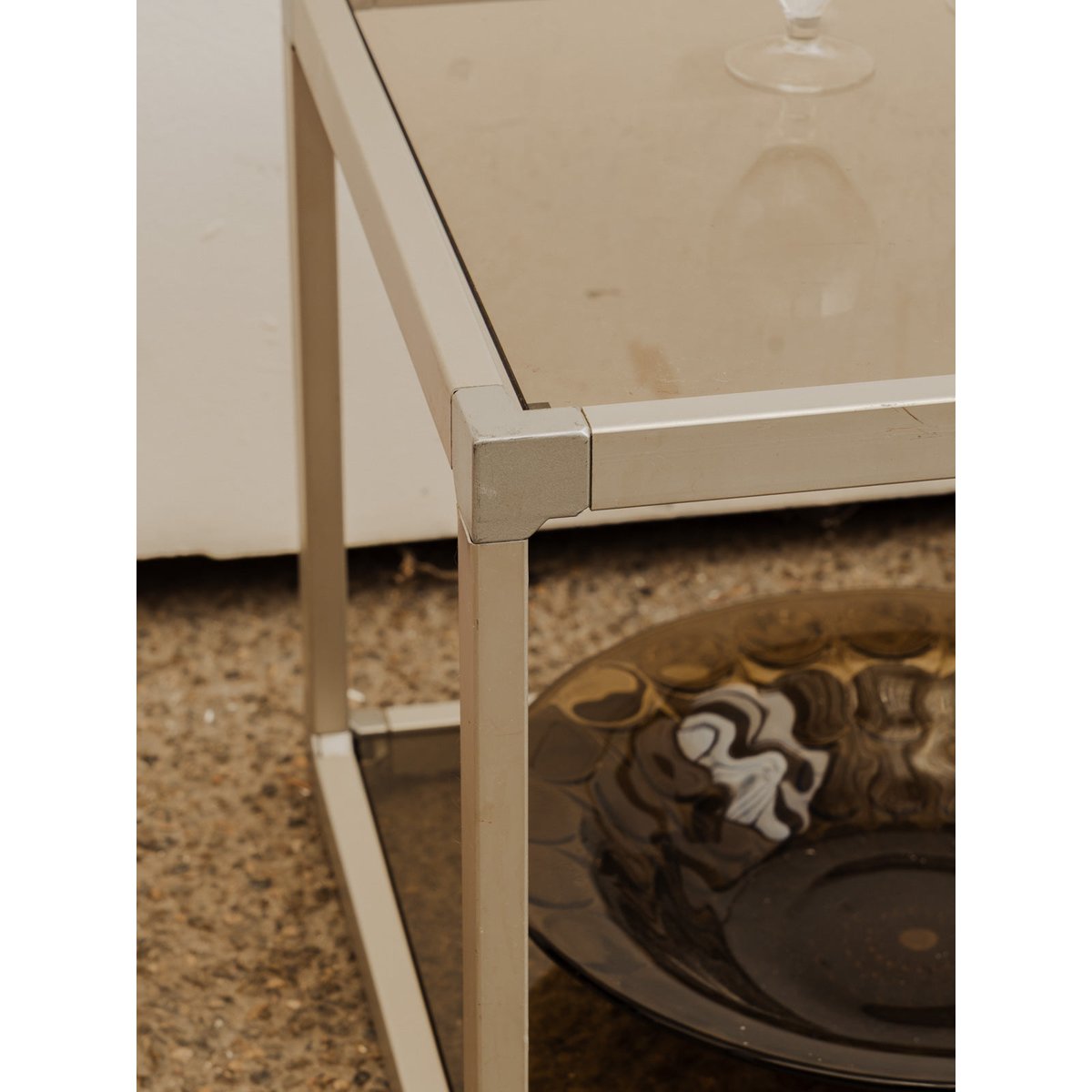 Paire de tables d'appoint en verre et chromée Hanna N°1359 - Bon état argenté, DEBONGOUT