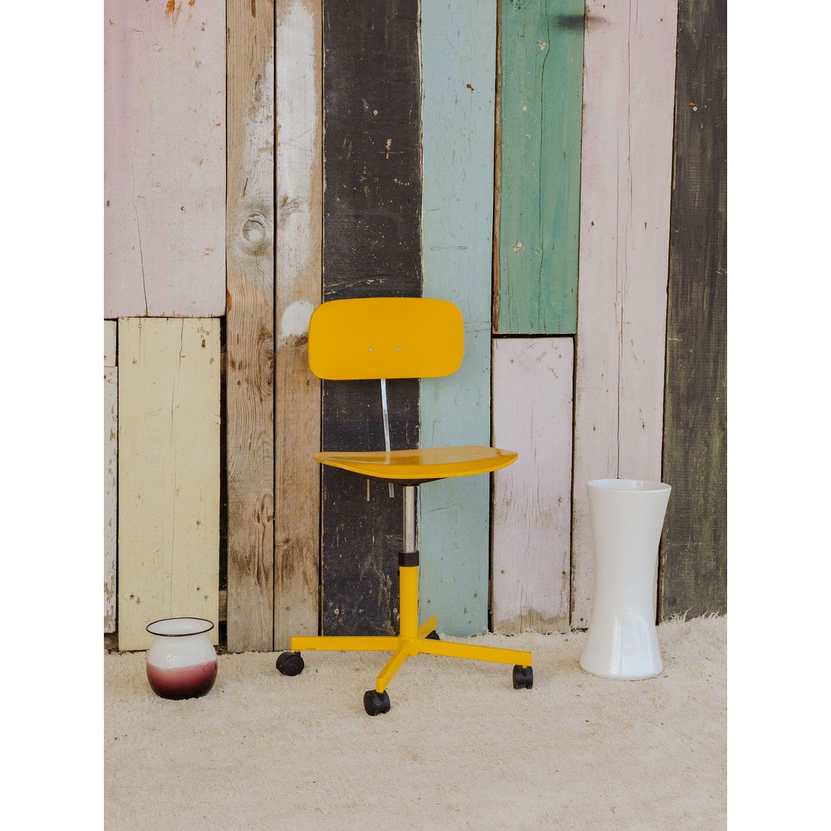 Chaise en bois jaune et chromée Alma N°1696 - Bon état jaune, DEBONGOUT