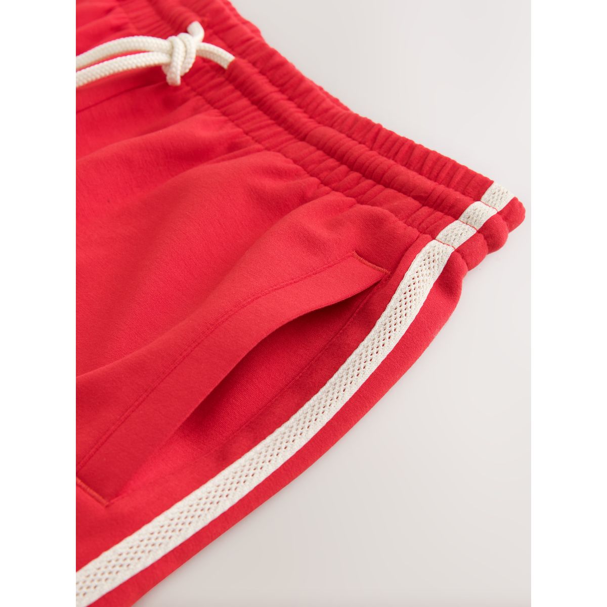 Short fluide à bandes latérales rouge, NEXT