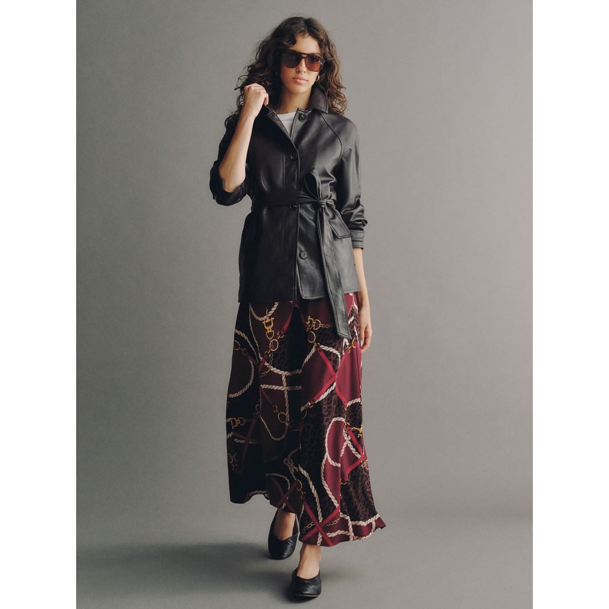 Jupe mi-longue en satin mat impression rouge bordeaux, NEXT