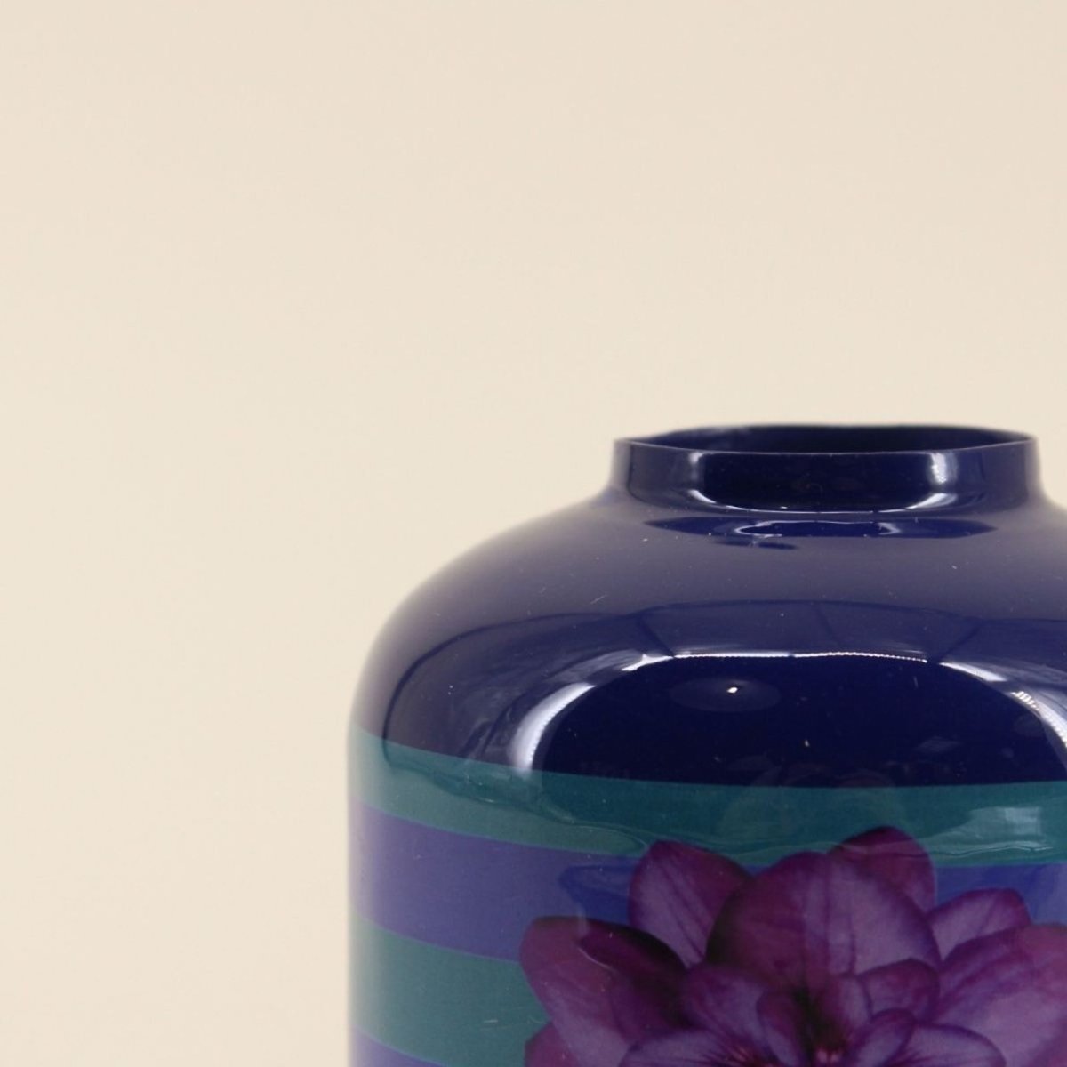 Vase en métal laqué à rayures et, H11cm violet, HASHTAG DECO