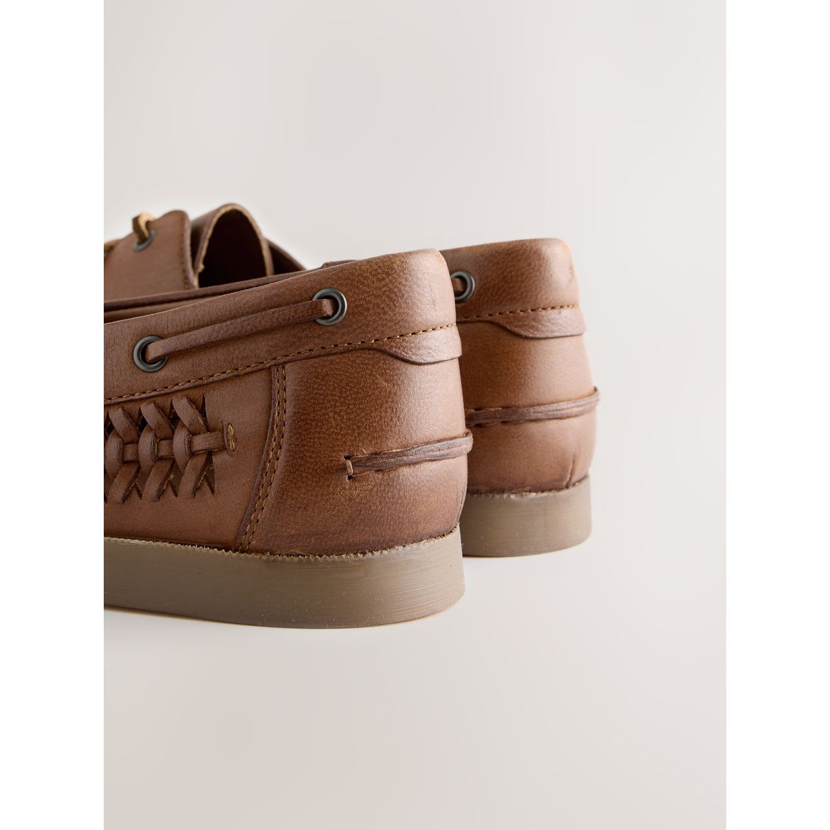 Chaussures bateau en cuir tressé marron fauve, NEXT
