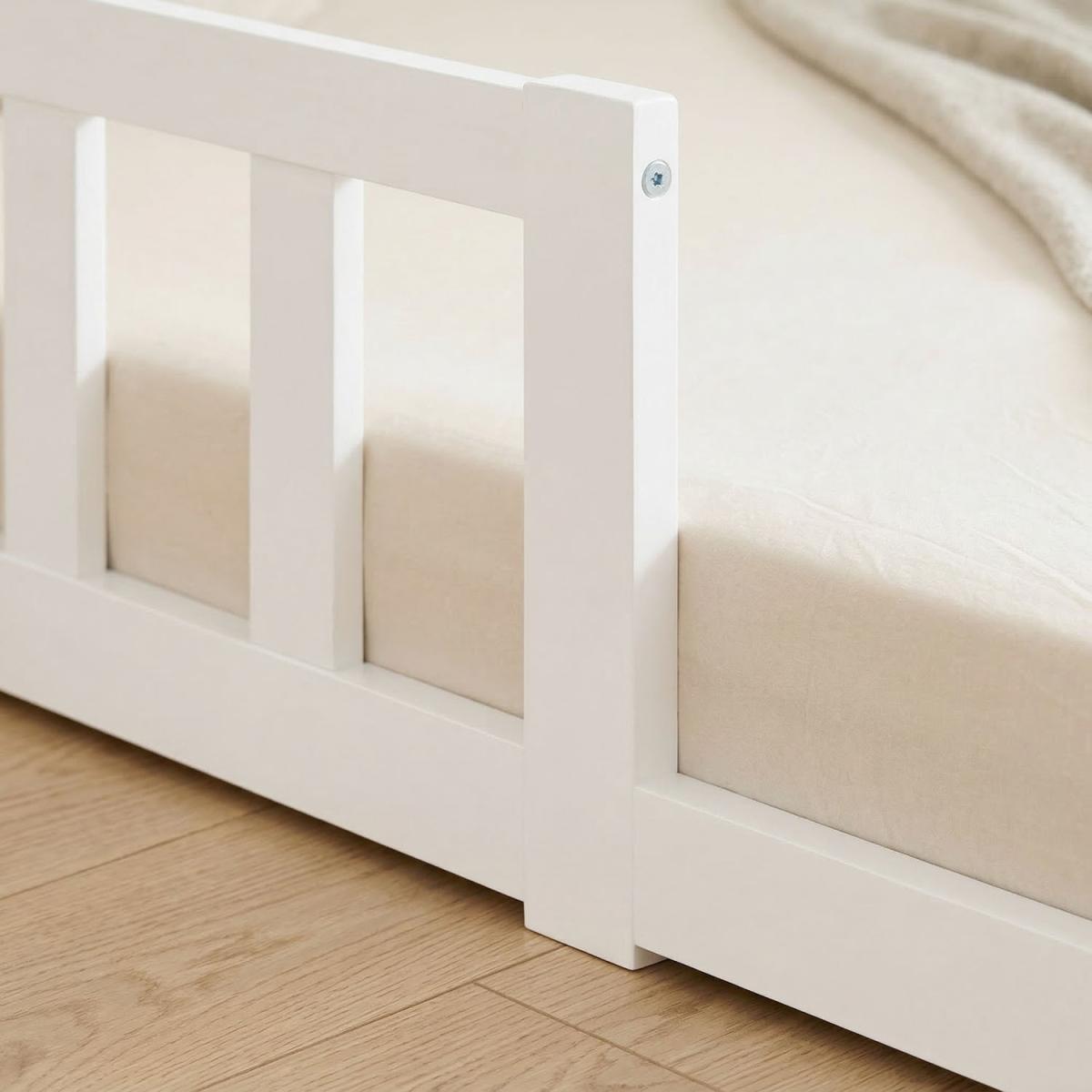 Lit enfant Montessori 90x200 cm blanc, bois massif, sommier, barrière, entrée réversible couleur unique, HOMESTYLE4U