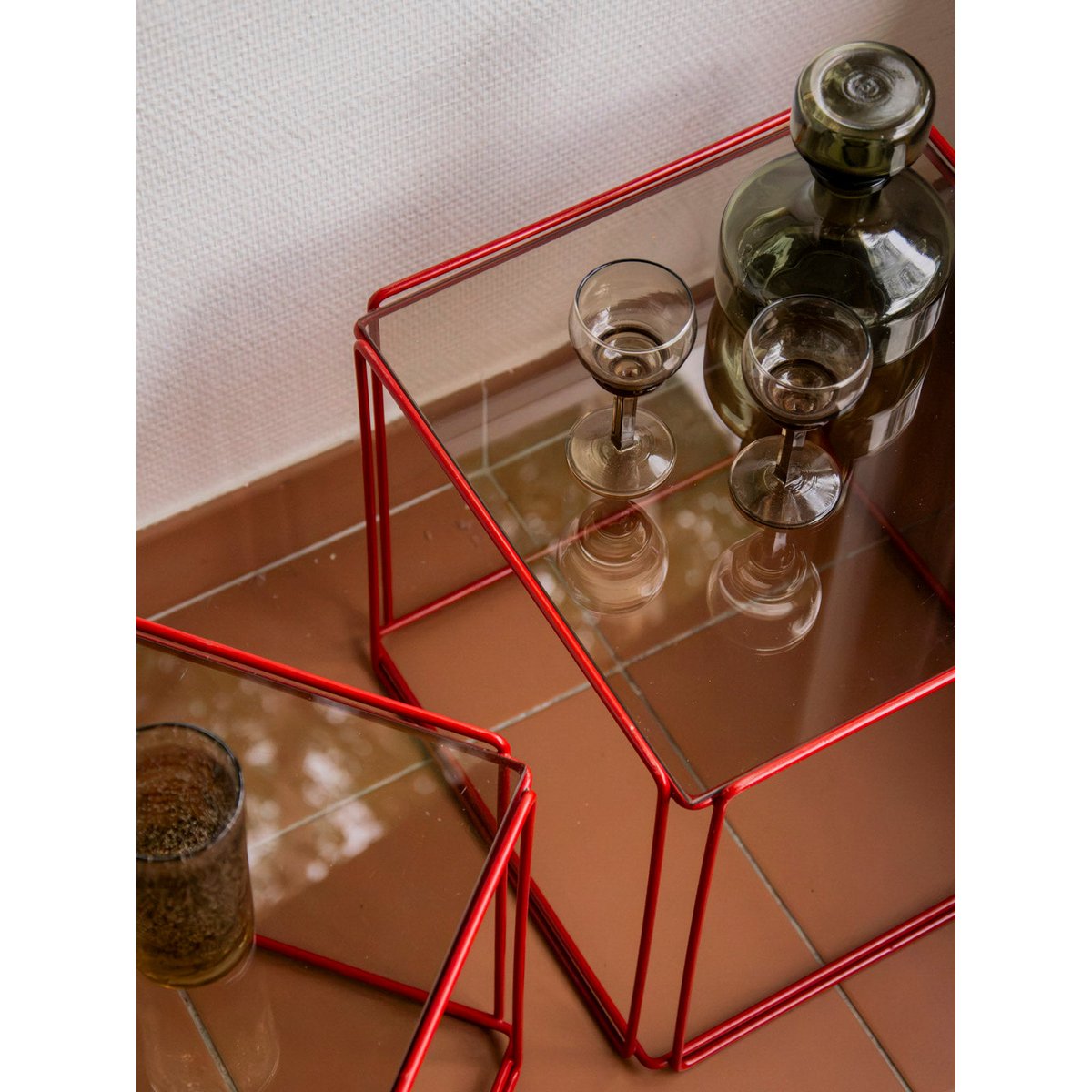 Paire de tables basses en verre et métal rouge Donna N°1639 - Bon état fumé, DEBONGOUT