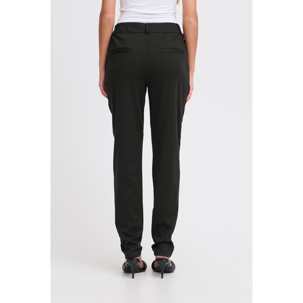 Pantalon coupe classique, jambes droits, taille mi-haute noir, ICHI